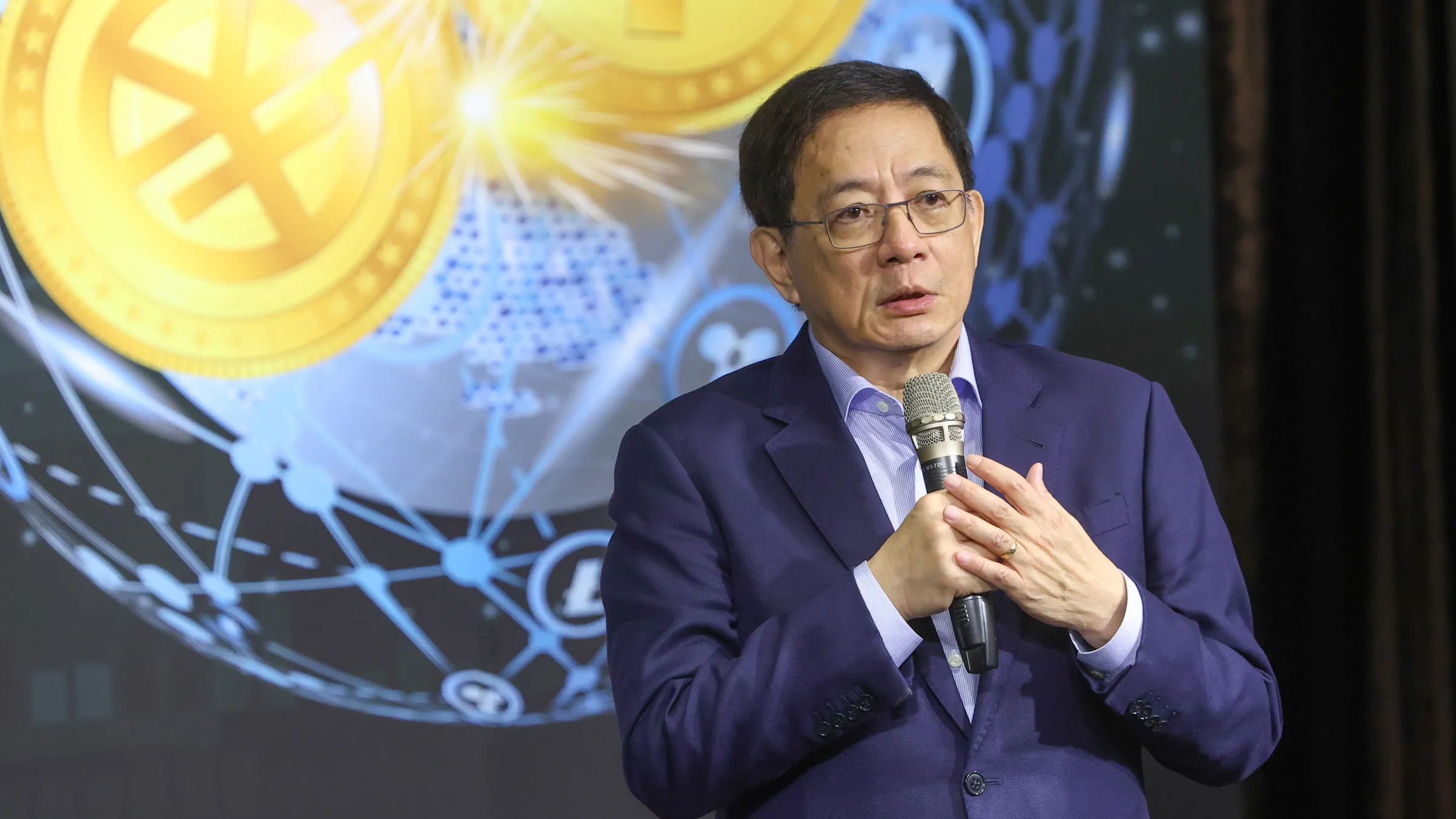 20251122-中研院院士管中閔22日出席長風基金會「美元霸權2.0與全球貨幣戰的開啟」講座。(顏麟宇攝)