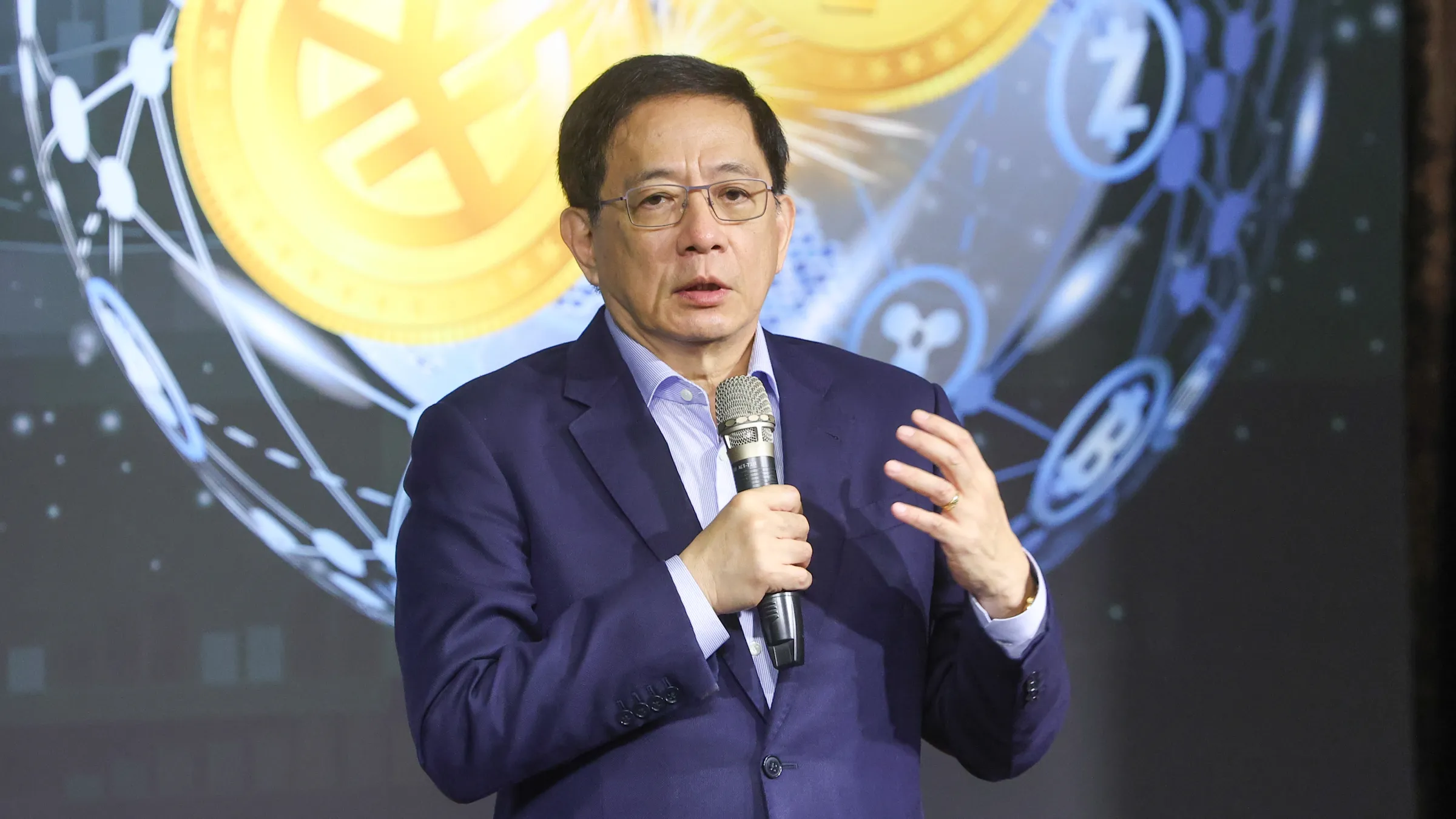 20251122-中研院院士管中閔22日出席長風基金會「美元霸權2.0與全球貨幣戰的開啟」講座。(顏麟宇攝)