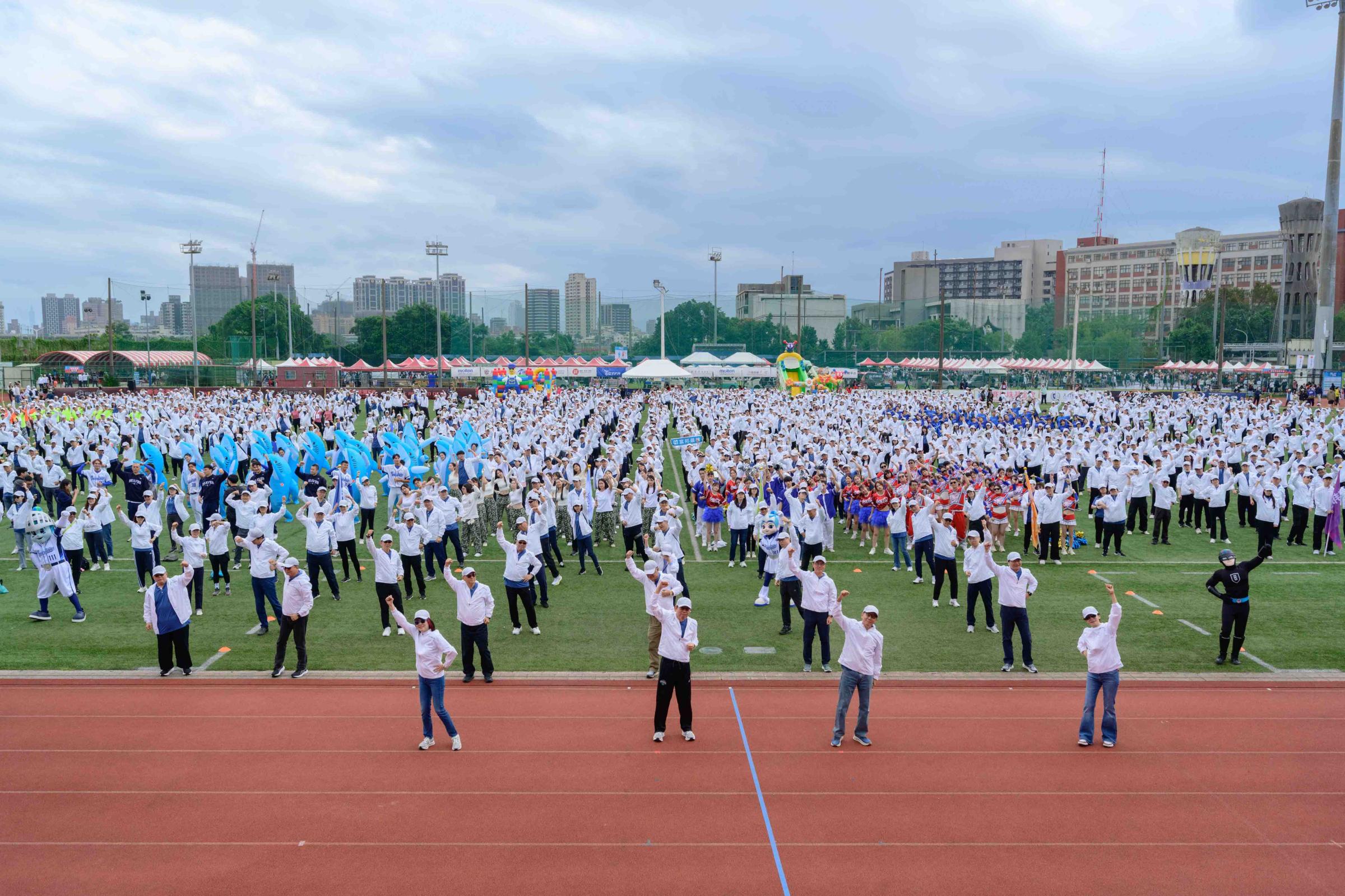圖一：2025富邦集團運動家庭日以「勇續e世代 減碳悍未來」為主題，集結各公司組成8大區隊精彩競賽，吸引近6千位富邦員工和家人齊聚。