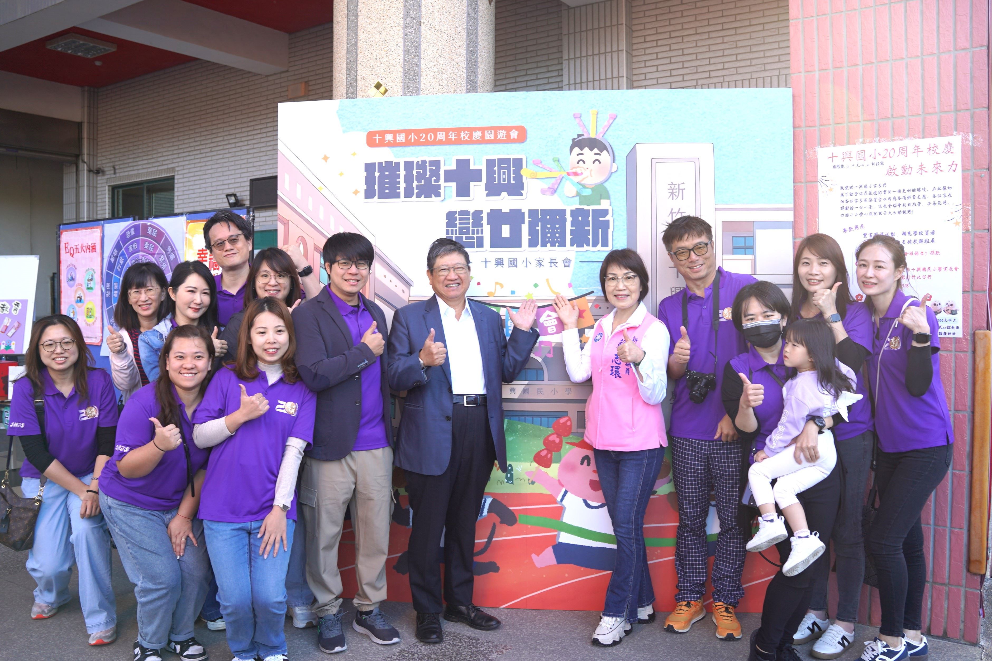 楊文科縣長勉勵十興國小多加鼓勵學生參與客語認證，傳承在地文化。（圖／新竹縣政府提供）