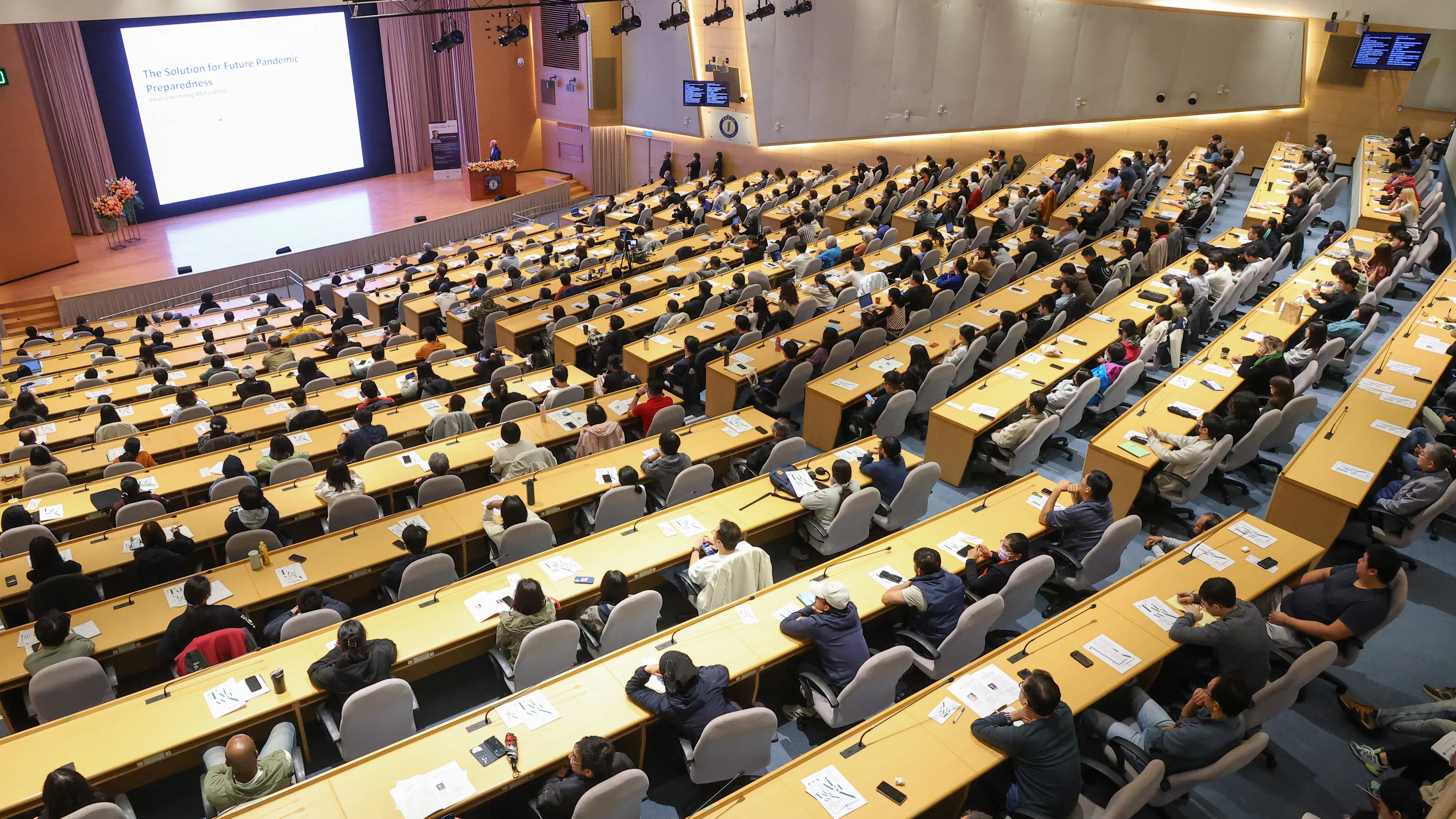 20251120-ノーベル化学賞受賞者Dr. Roger D. Kornbergが20日に中研院で行った講座「疾病の終結？生物医学の非凡な発展及びその人類への意義」。（顏麟宇撮影）