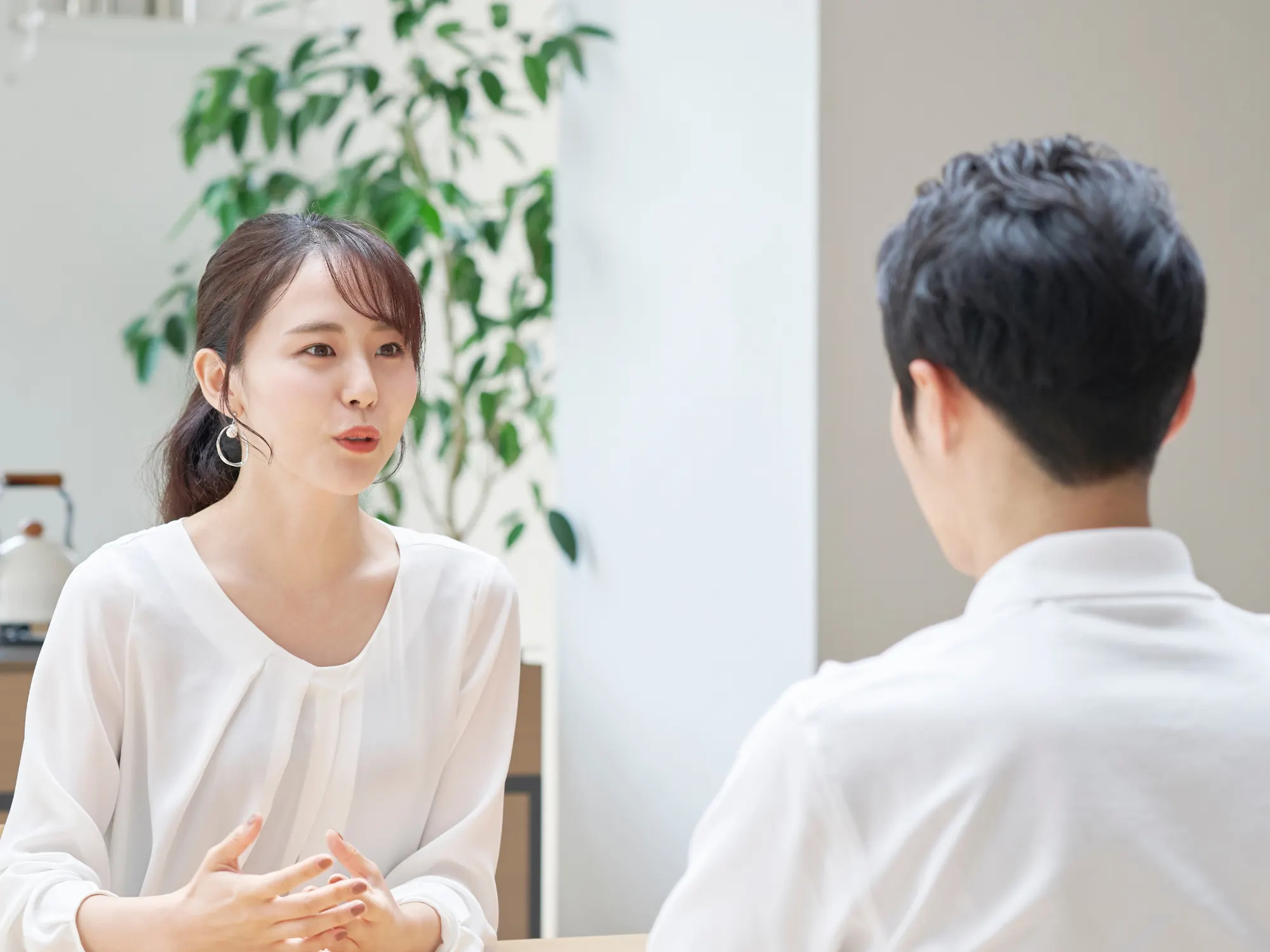 在 DateMeNow 的聯誼觀察中，專注對話的人能讓好感自然累積。（示意圖來源：Canva）