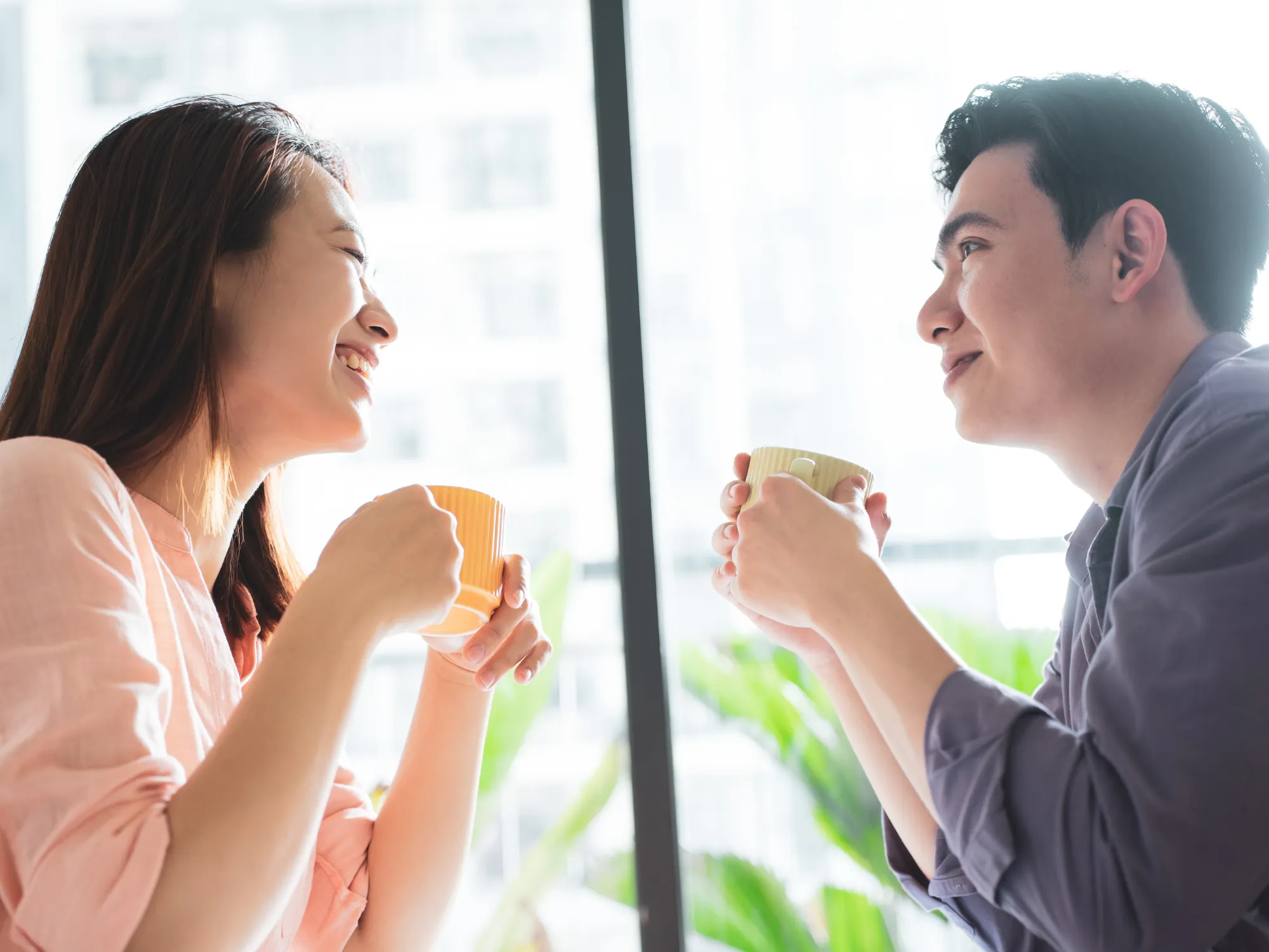 輕鬆的互動，是好感持續升溫的關鍵。DateMeNow 強調，對等的交流讓對話更順暢，也更能展現真實魅力。（示意圖來源：Canva）