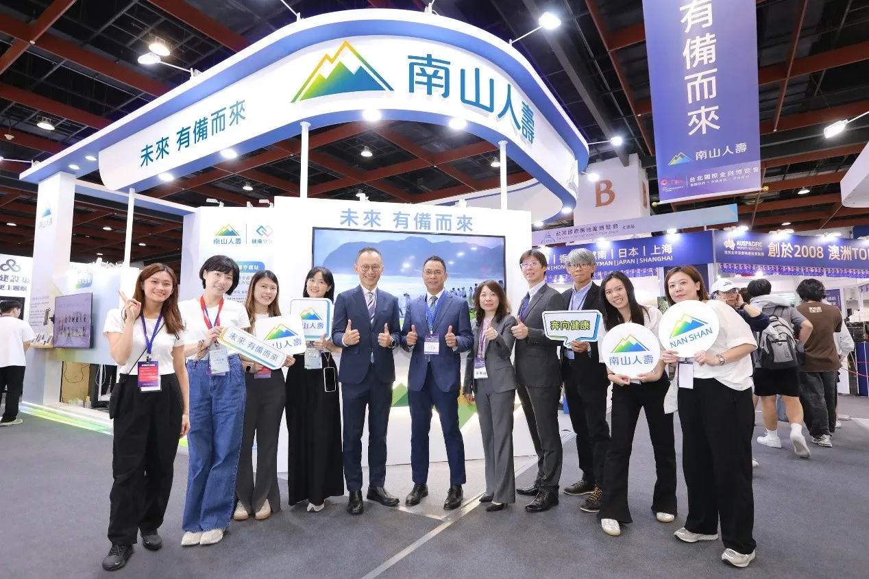 南山人壽前進2025台北國際金融博覽會，展現充滿溫度的數位體驗。(圖左五起；南山人壽陳維新資深副總、范文偉總經理、李淑娟資深副總、游乃穎副總).jpg