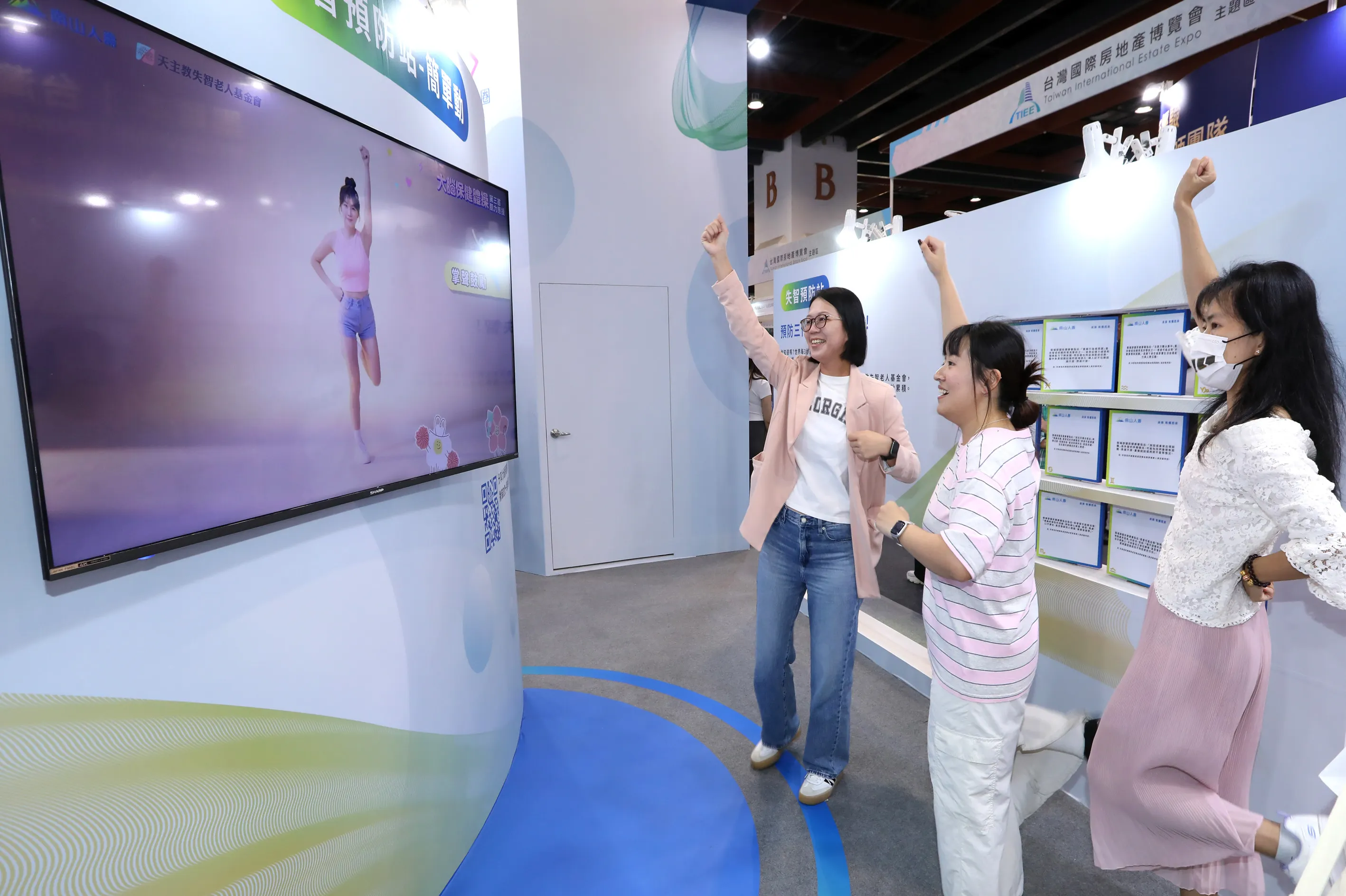 失智症成為國人最擔憂的疾病之一，南山人壽透過「學、吃、動」帶民眾預防失智，吸引民眾前來體驗。圖：南山人壽提供