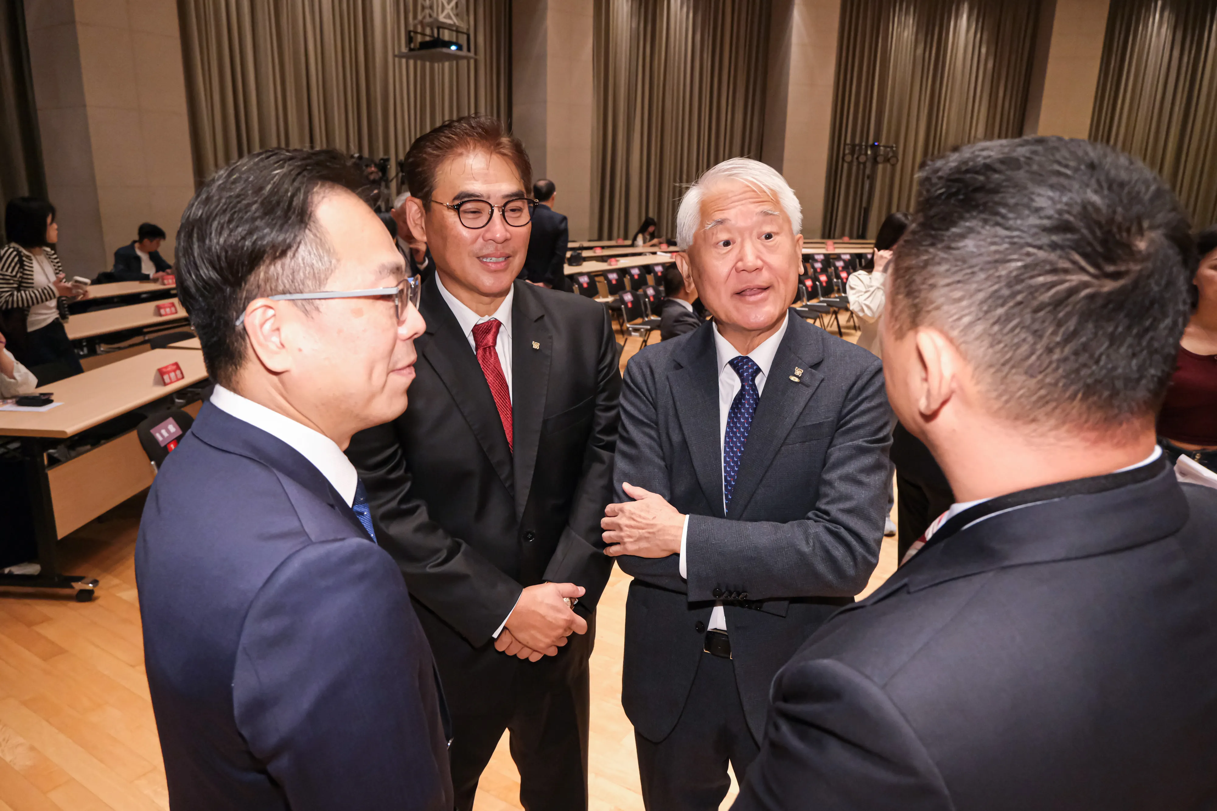 20251124-台新投信X新光投信合併茶會於24日召開，圖為台新投信副董事長林尚愷（左二）、台新新光金控副董事長魏寶生（右二）。（劉偉宏攝）