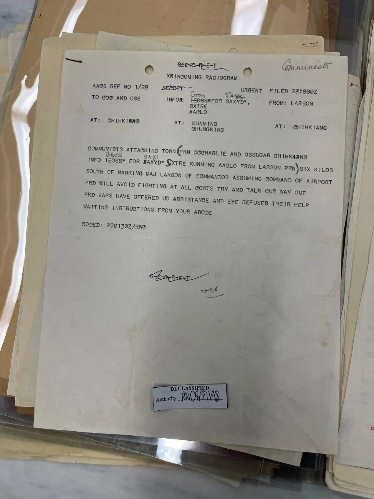 率領鴻翔部隊重返南京的OSS指揮，將共軍在機場外圍活動，襲擊國軍，且國軍需要靠日軍協助才能驅逐日軍的消息予以回報。（美國國家檔案館）