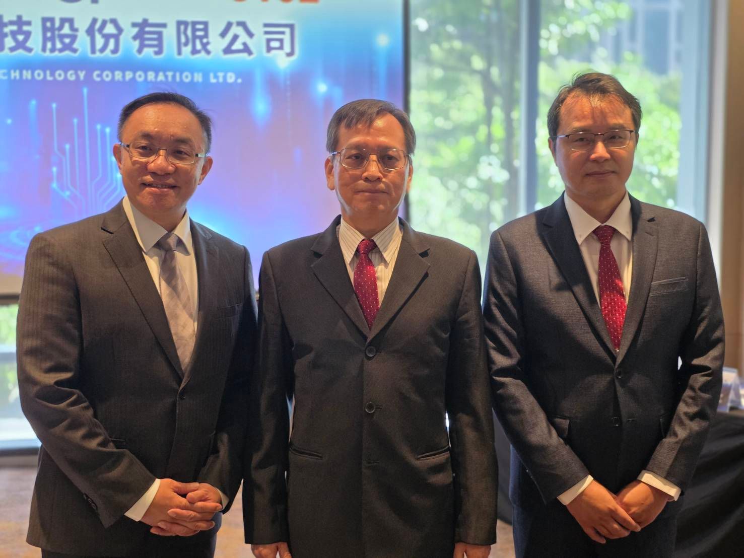 傑霖科技董事長梁春林（中）率領經營團隊合影。（魏鑫陽攝）