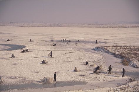 北韓人民在結凍的大同江冰釣。（邱一新提供）