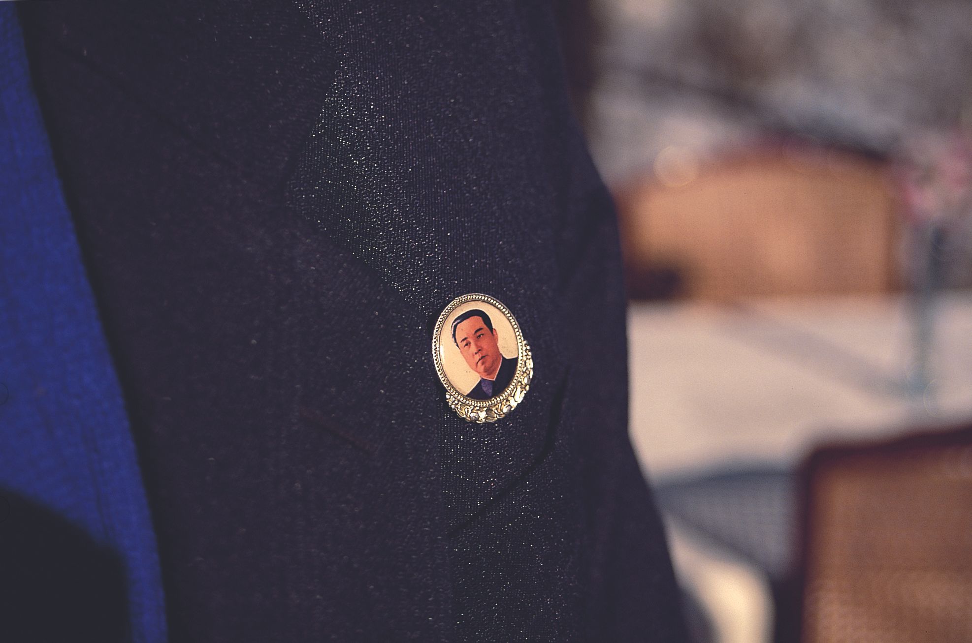 人人戴著金日成胸章。（邱一新提供）