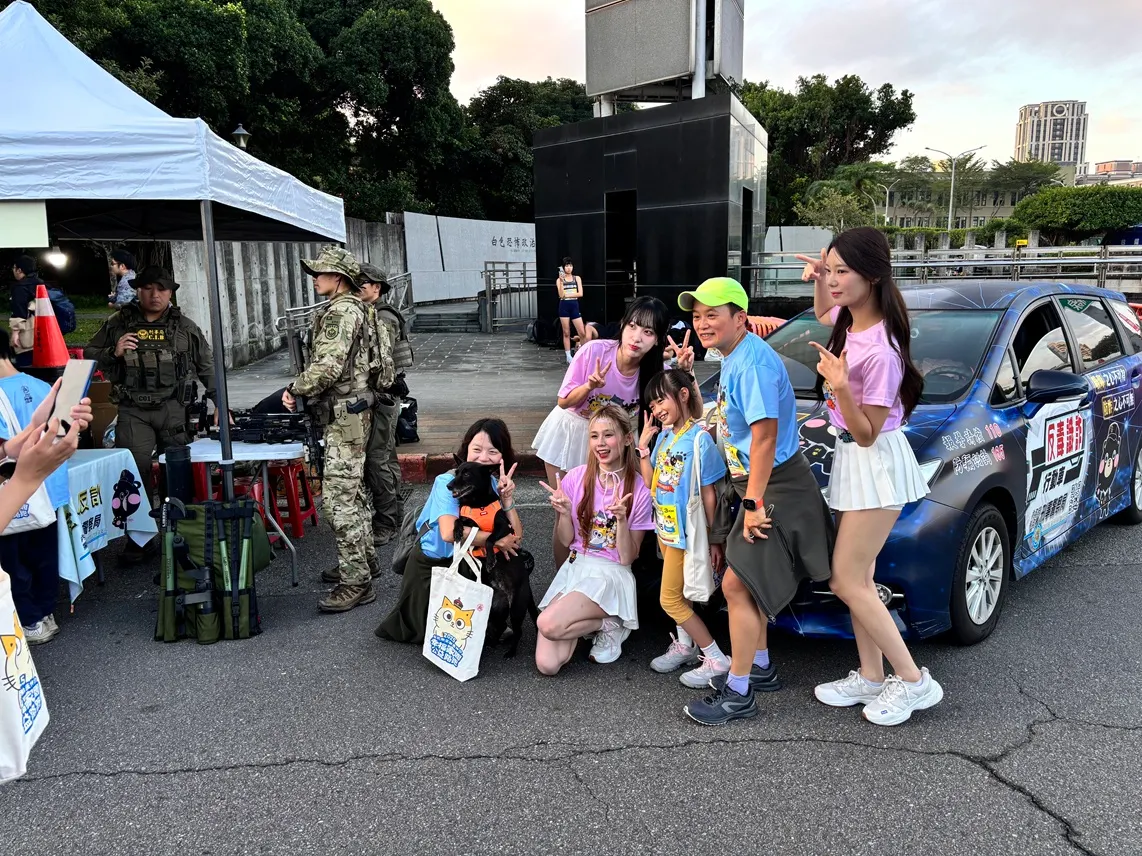 現場有刑事警察局的「反詐行動車」，吸引民眾合影。(圖／刑事警察局提供)