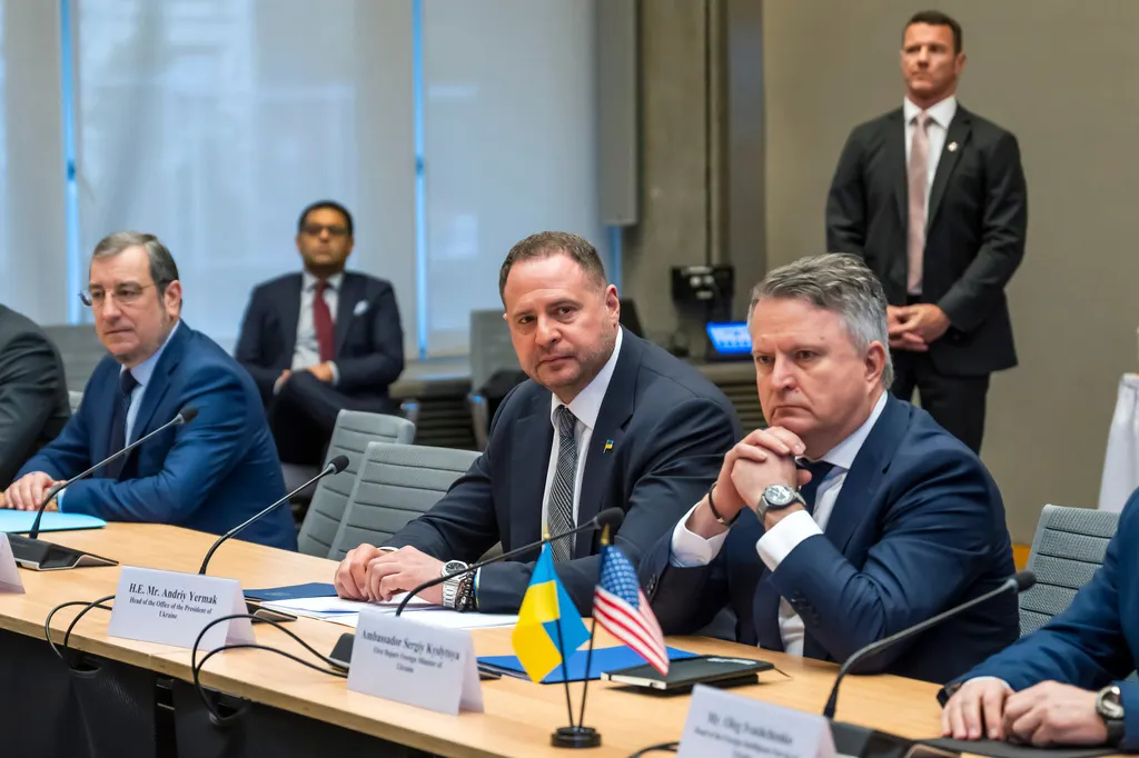 2025年11月23日。烏克蘭總統幕僚長葉爾馬克（Andriy Yermak，中間）在日內瓦與烏克蘭代表團會談。（AP）