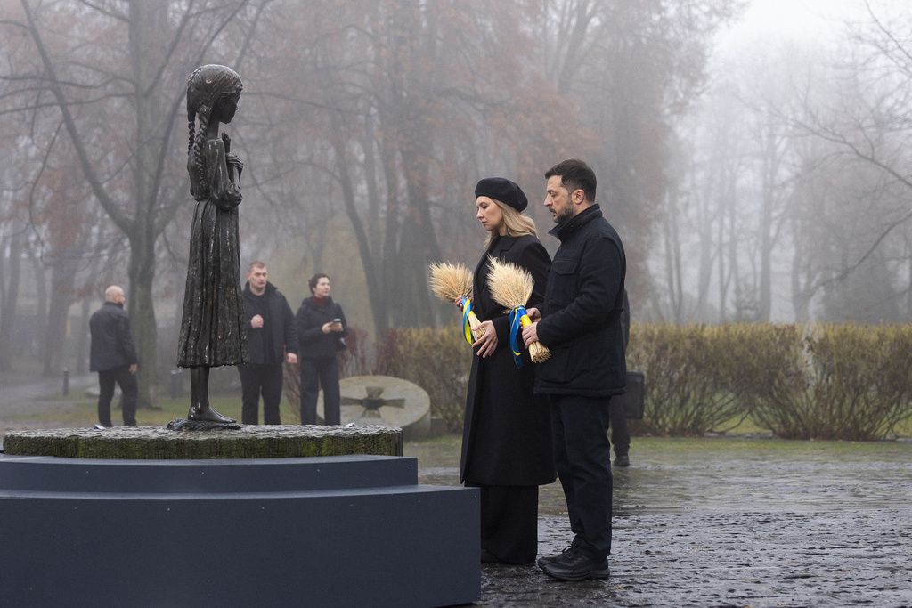 2025年11月22日。烏克蘭總統澤倫斯基（Volodymyr Zelenskyy）和第一夫人在基輔的大饑荒受害者紀念碑前致敬，大饑荒在20世紀30年代造成數百萬人死亡。（Ukrainian Presidential Press Office via AP