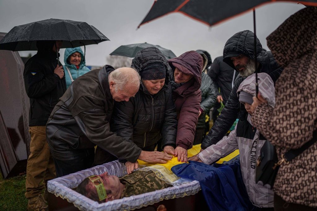 2025年11月22日。ウクライナ軍人Ruslan Zhygunovの両親が彼の棺の前で泣いている。(AP)