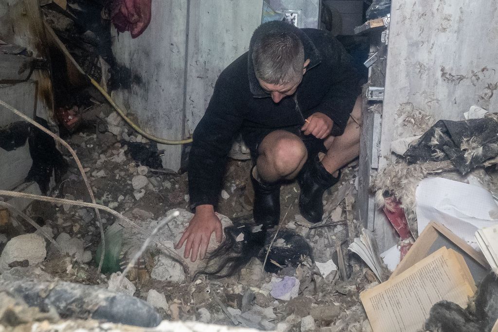 2025年11月23日。ウクライナのハルキウ（Kharkiv）で、ある男性が犠牲となった妻の遺体のそばで泣いていた。(AP)