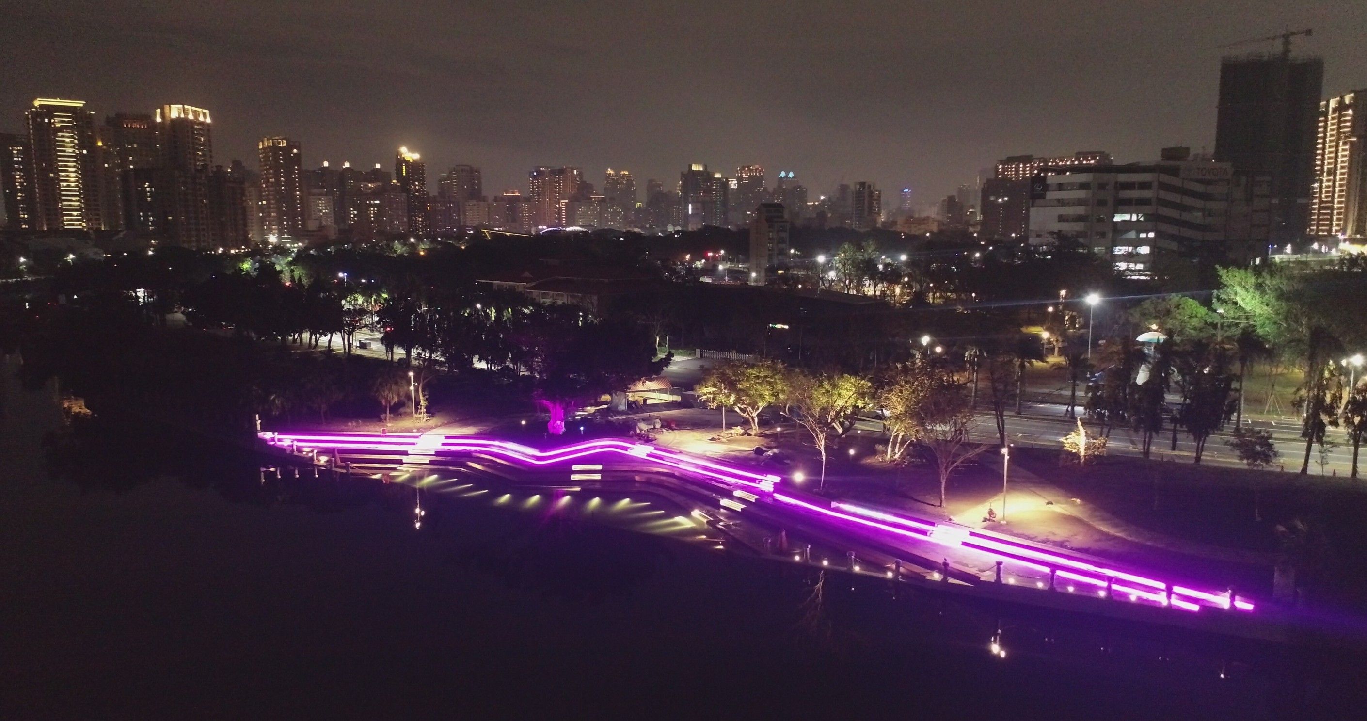 愛河護岸夜間空拍照