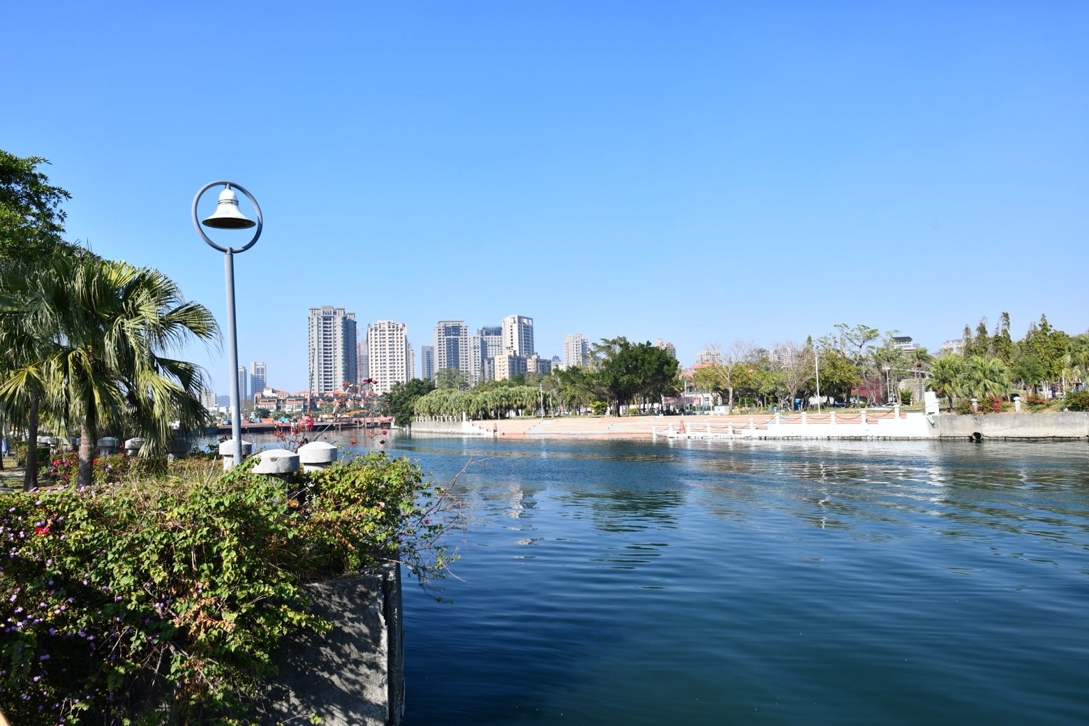 愛河護岸親水階梯(對岸拍攝)