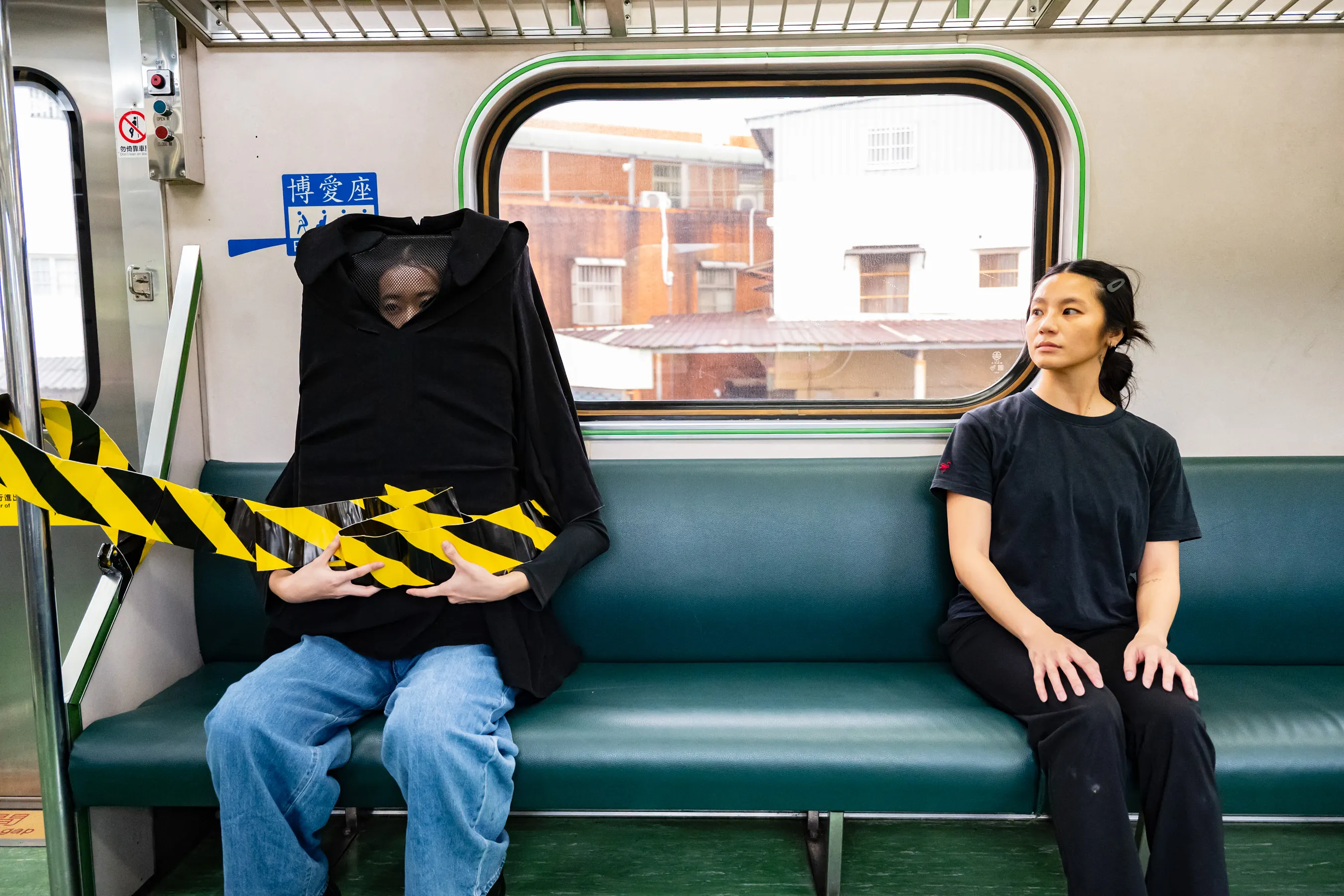 「三十舞蹈劇場」在EMU500列車推出《來去富岡》列車移動劇場。（圖/三十舞蹈劇場提供）