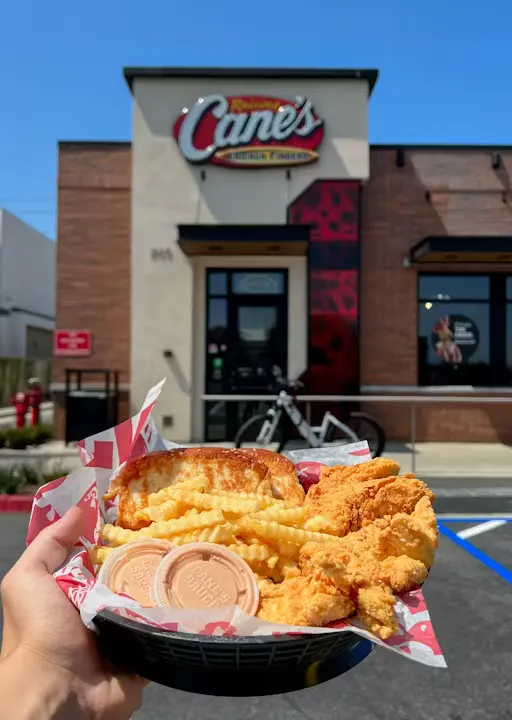 Raising Cane’s 的雞柳套餐。（Raising Cane’s官方網站 ）.avif