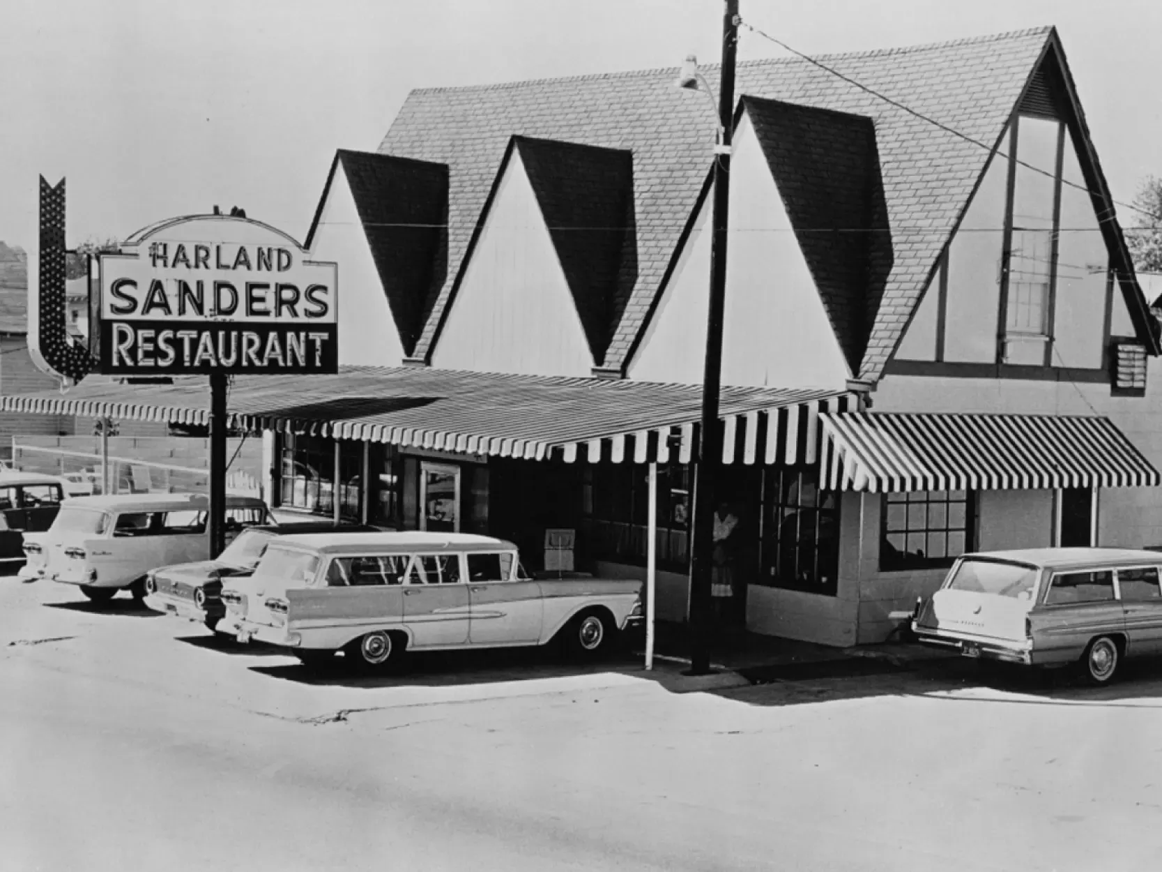 1930年，桑德斯上校在肯德基州經營的加油站旁開設一間小餐廳。肯德基傳奇自此展開。（KFC官方網站）