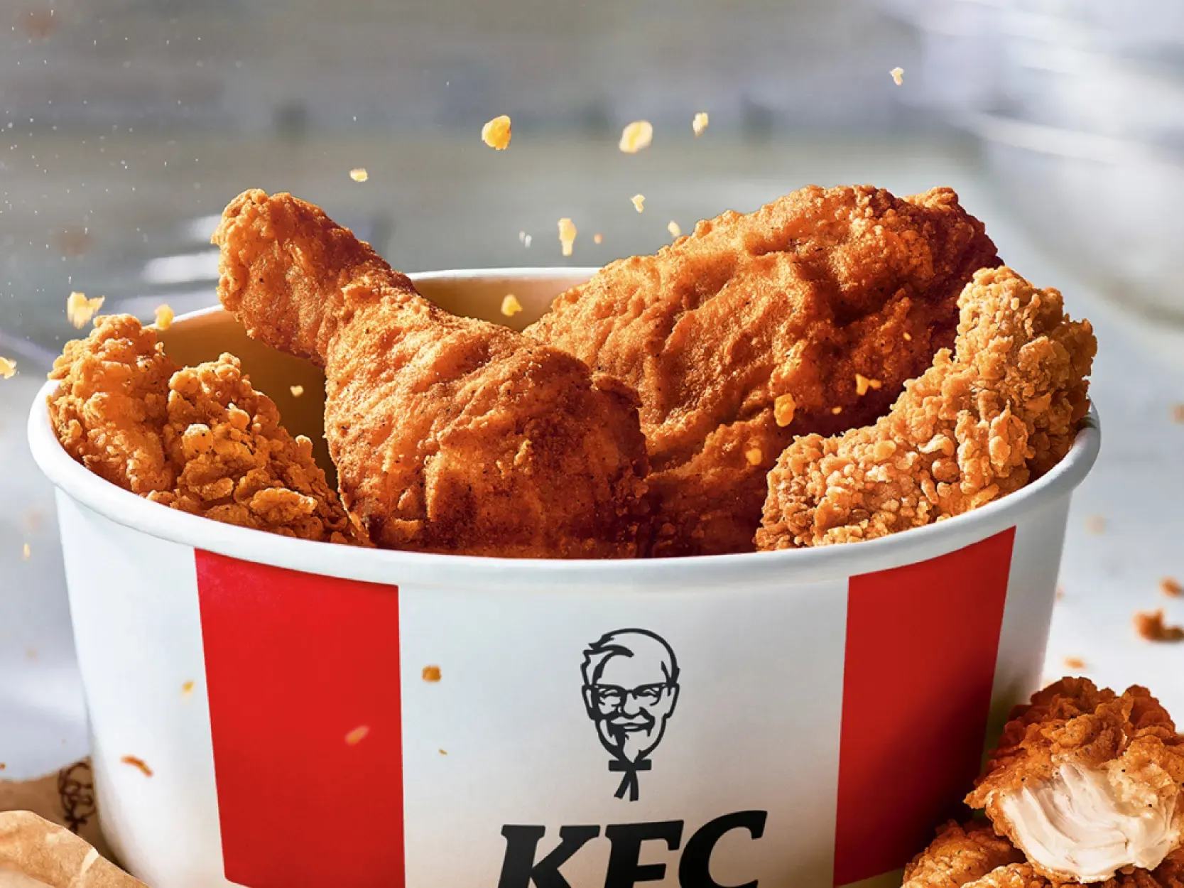 肯德基全家桶。桑德斯上校發明11種神秘香料配方。以獨創的烹炸技術推出上校薄皮嫩雞，開啟炸雞的新時代並迅速成為顧客心中的經典之選。（KFC官方網站）.webp