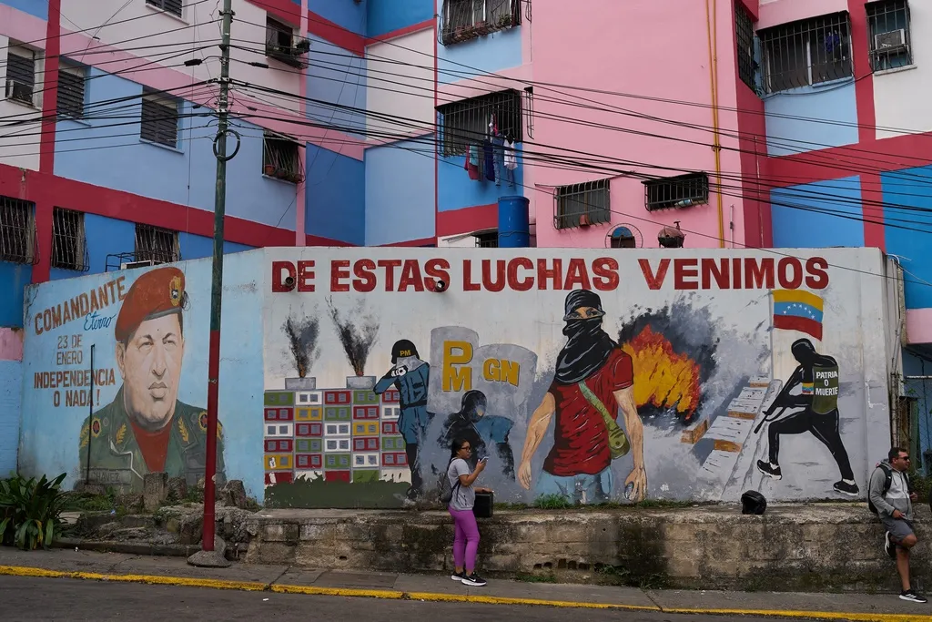 2025年11月11日。壁畫上是已故委內瑞拉前總統查維茲（Hugo Chavez） 以及1958年1月23日委內瑞拉民眾和軍方聯手推翻了前獨裁強人希門內斯（Marcos Perez Jimenez）。（AP）