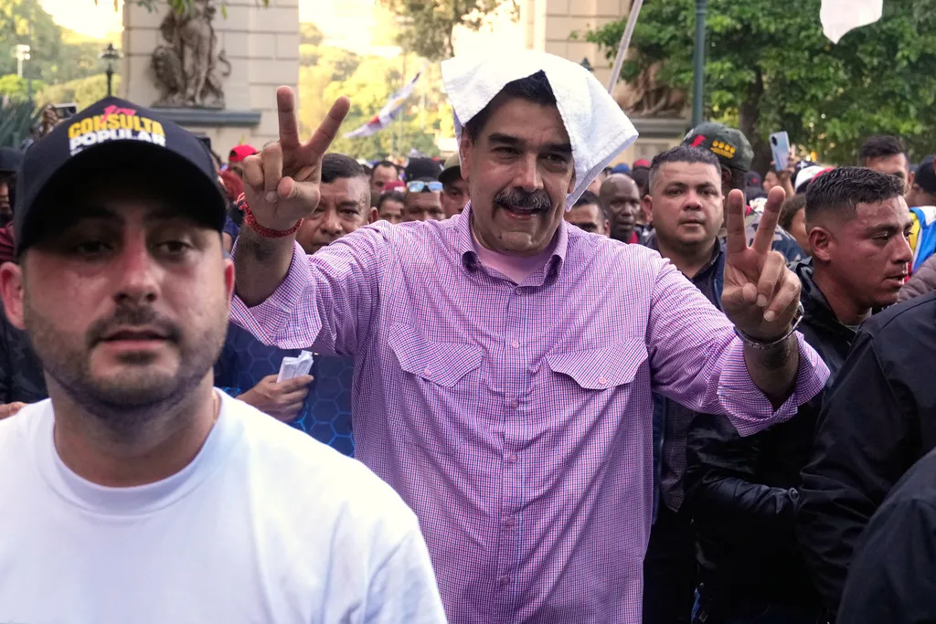 2025年11月13日。委內瑞拉總統馬杜洛（Nicolas Maduro）抵達委內瑞拉加拉加斯的親政府青年集會現場。（AP）
