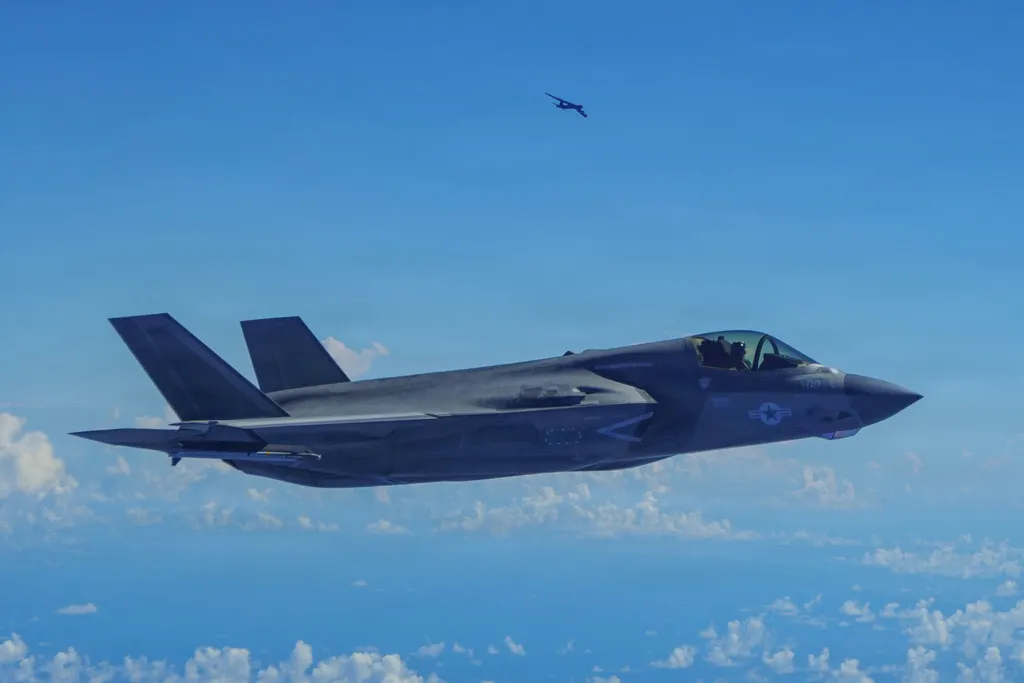2025年10月15日。美國海軍陸戰隊F-35B閃電II飛機在美國南方司令部（U.S. Southern Command, USSOUTHCOM）的責任區內，與一架美國空軍的 B-52H 轟炸機並肩飛行。（U.S. Air Force via AP）