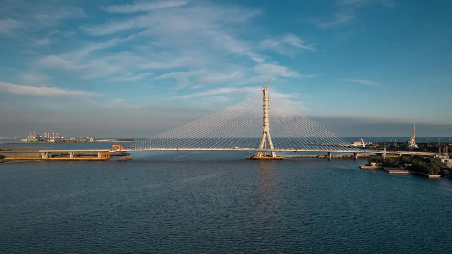 淡江大橋即將完工，前總統蔡英文與前行政院長蘇貞昌前往參觀。（取自蔡英文臉書）