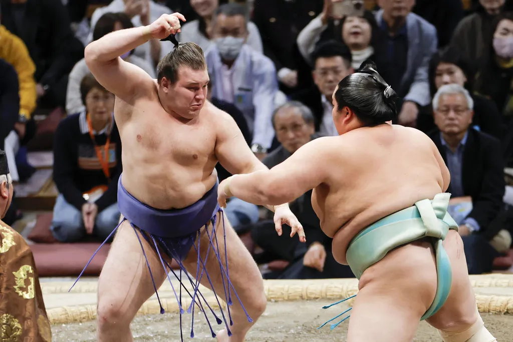 来たウクライナの相撲力士安青錦新大（左）、九州大相撲決勝でモンゴルの横綱豊昇龍を破り、生涯初の優勝を果たした。（AP）
