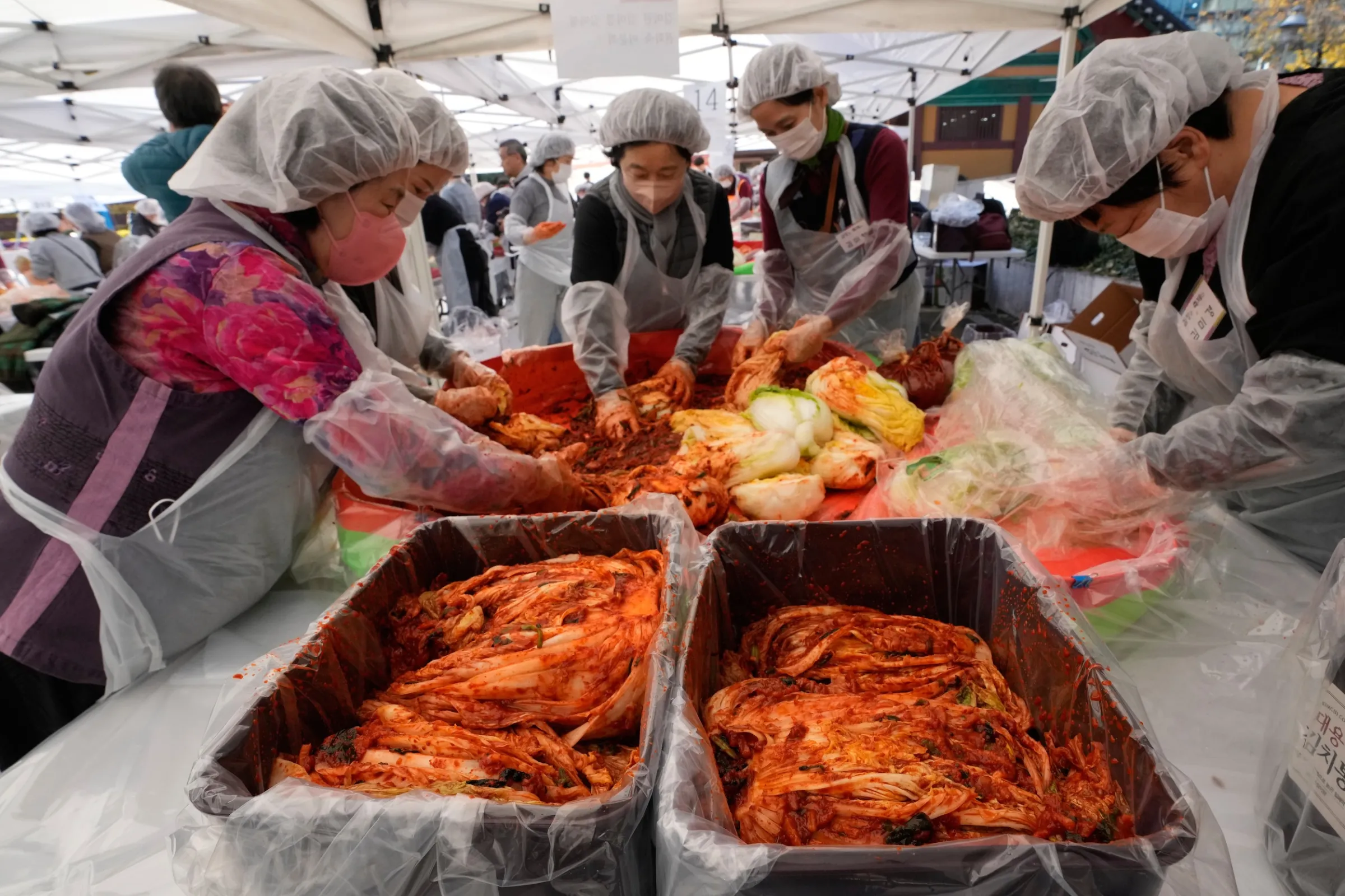 2025年11月16日，南韓首爾的曹溪寺正在製作泡菜，準備捐贈給需要的民眾。（美聯社）