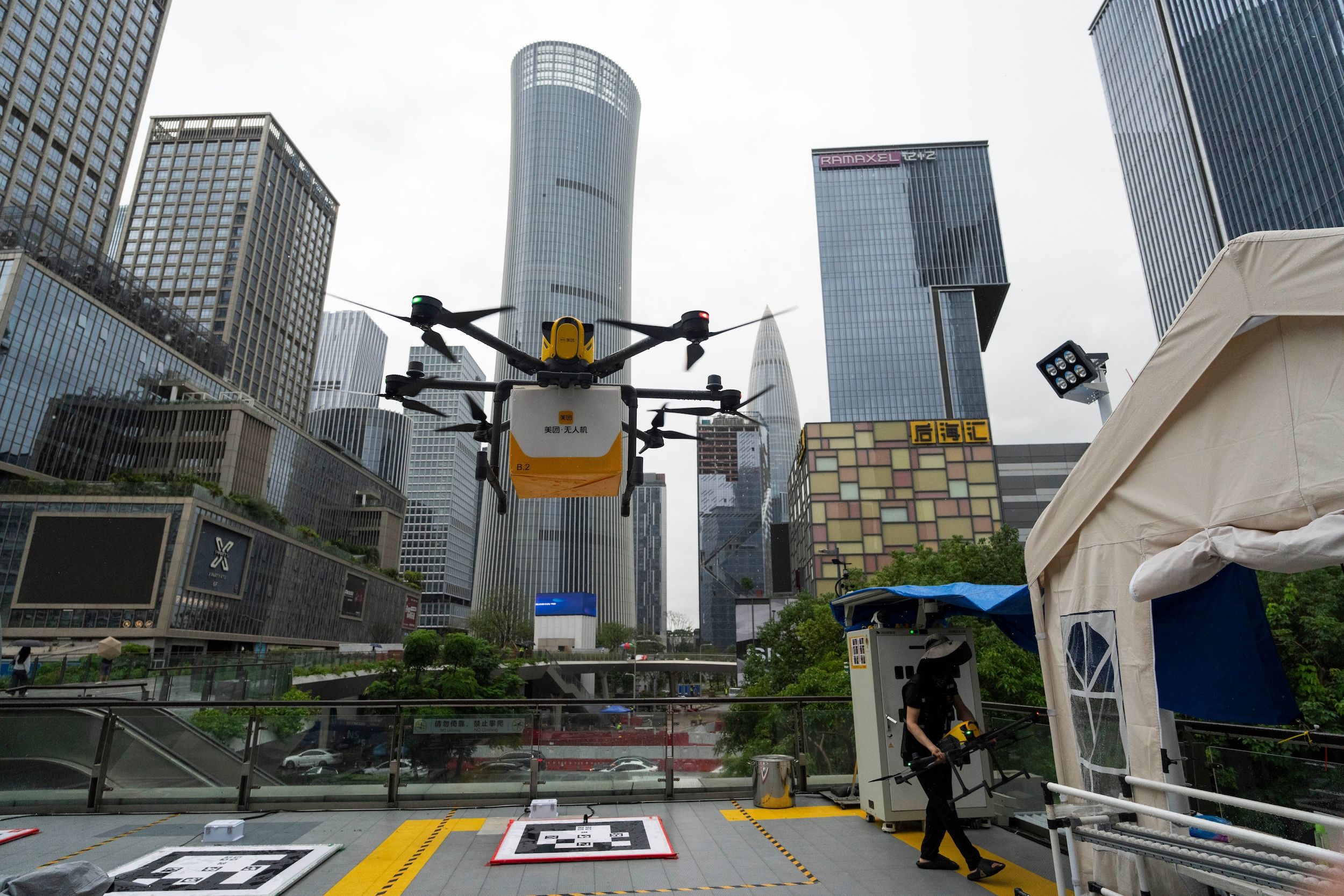 2025年9月21日，一架美團無人機從廣東深圳的一個集散中心起飛，準備進行配送。（美聯社）