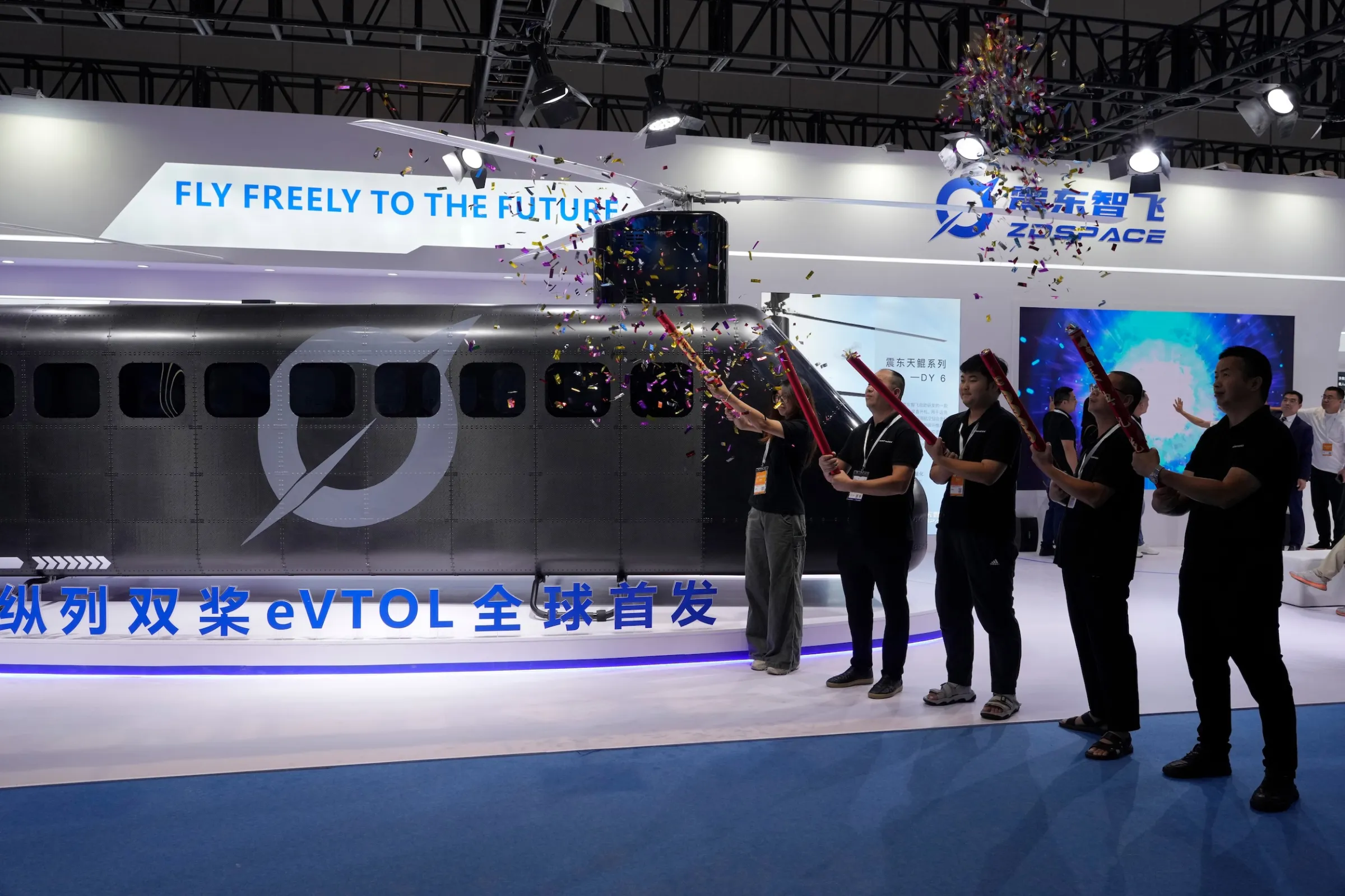 2025年9月23日，廣東深圳舉行低空經濟博覽會，工作人員為一架國產電動垂直起降飛行器（eVTOL）設置攤位。（美聯社）