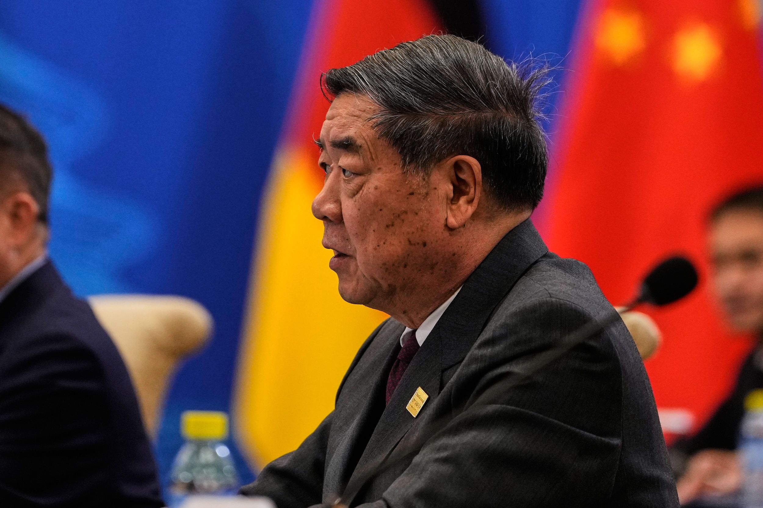 2025年11月17日,中國國務院副總理何立峰在釣魚台國賓館與德國財政部長克林拜爾舉行會談。(美聯社)