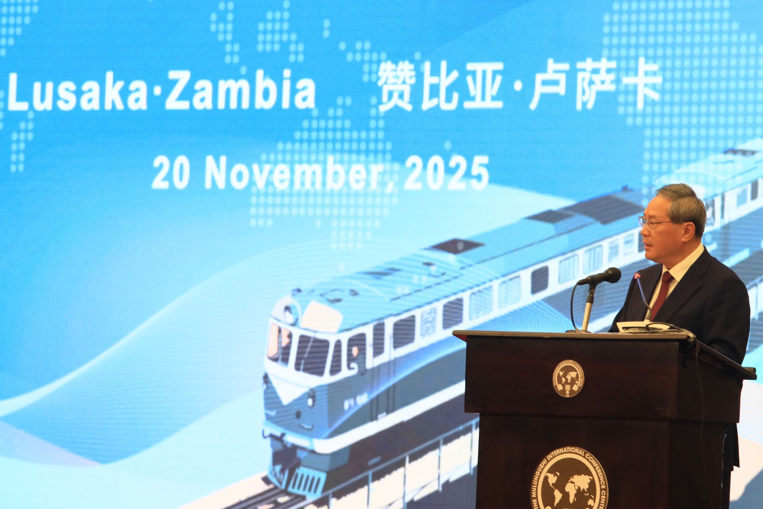 2025年11月20日,中國國務院總理李強出席在尚比亞舉行的坦尚鐵路(坦尚尼亞-尚比亞鐵路)振興計畫啟動儀式。(美聯社)