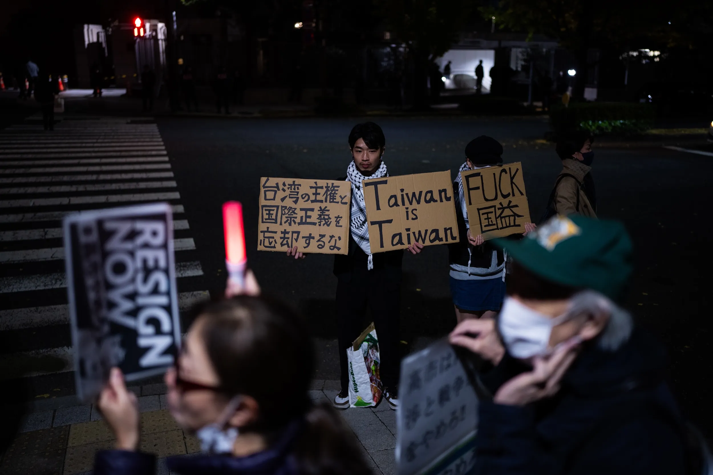 2025年11月21日、東京の抗議者が首相官邸外で高市早苗の「台湾有事」発言に反対する抗議を行った。しかし、台湾の主権と国際正義に声を上げるデモ参加者もいた。（AP）