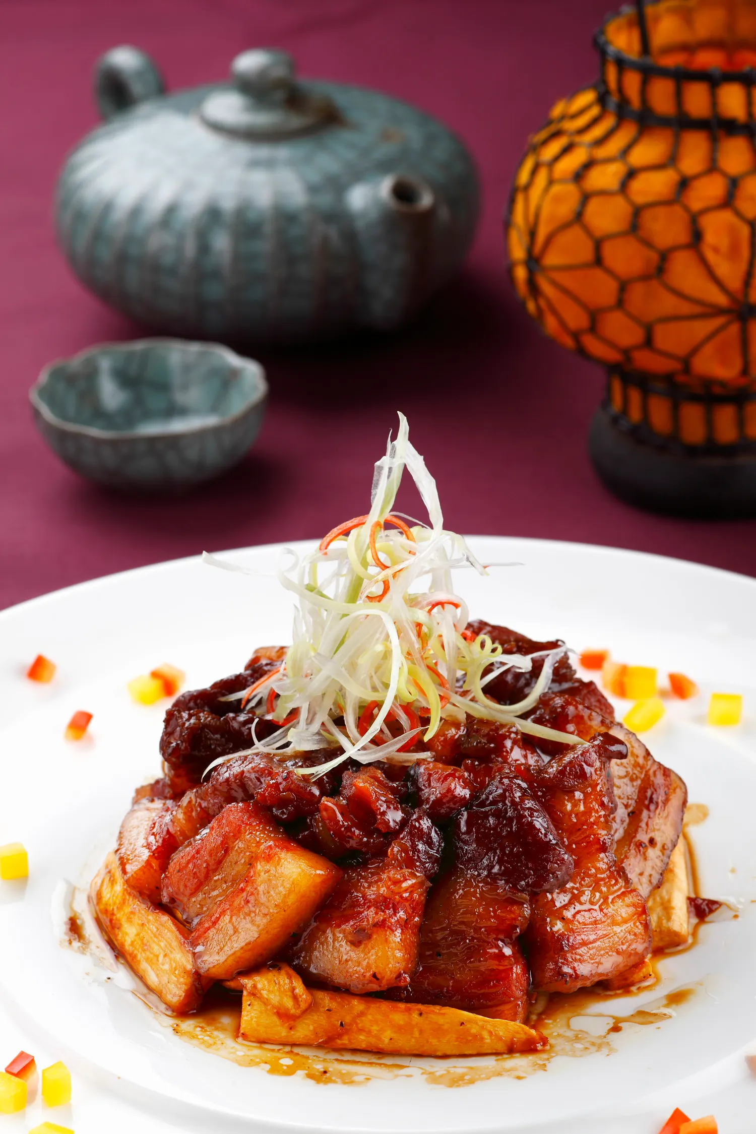 點用「大宋風華雅宴」的食客，可以品嘗到宋徽宗壽宴菜色之一的「爆肉」，主廚以五花肉片搭配沙薑、冰糖與花雕酒炒製而成，香氣濃郁誘人。(圖/台北晶華提供)