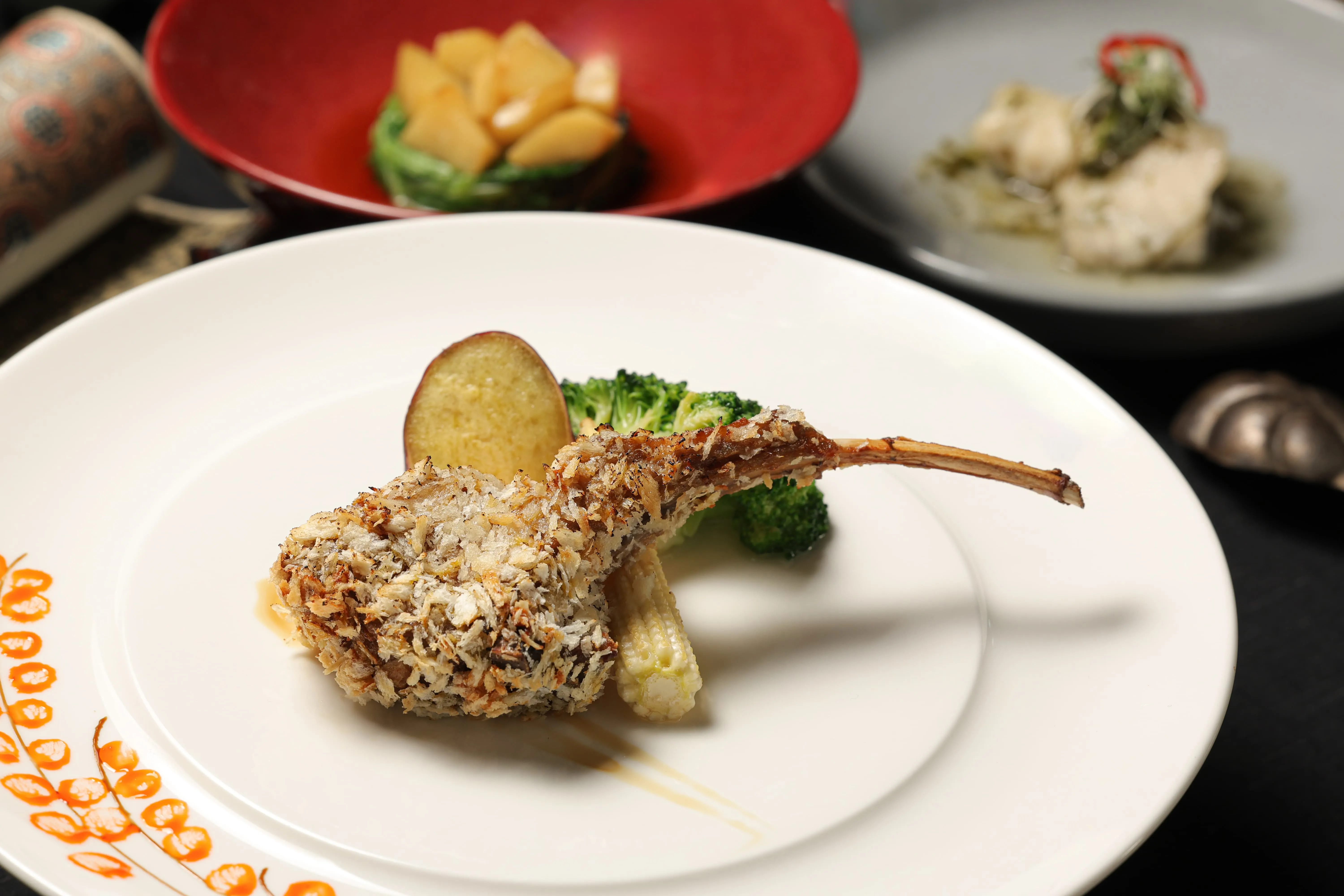 故宮晶華推出的「大宋風華雅宴」中匯集多道宋代宮廷美饌，其中「炙子骨頭」取材自宋徽宗壽宴菜譜，主廚將羊肋排油炸後，再以辛香料與紹興酒燉煮入味，最後炙烤鎖汁，外酥內嫩、香氣濃郁。(圖/台北晶華提供)