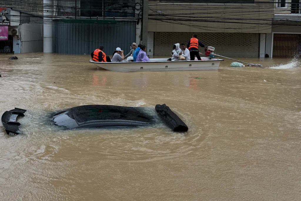 泰國南部多地受到連日豪雨下不停影響，都被洪災淹沒成「水鄉澤國」。（美聯社）
