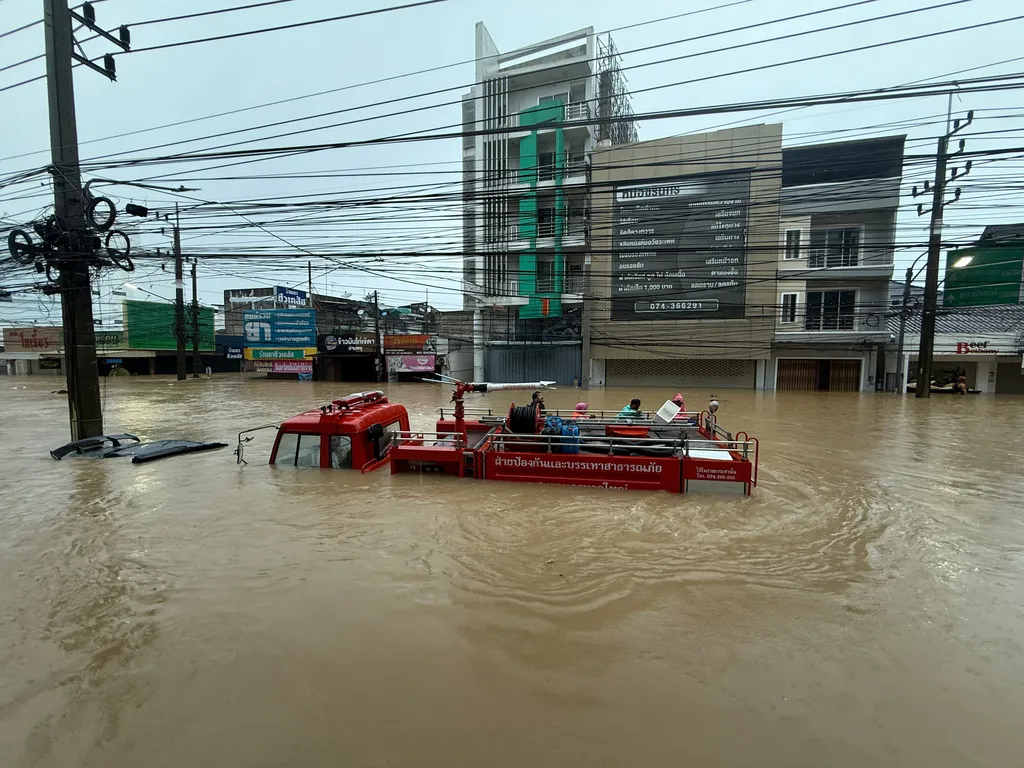 泰國南部多地受到連日豪雨下不停影響，都被洪災淹沒成「水鄉澤國」。（美聯社）