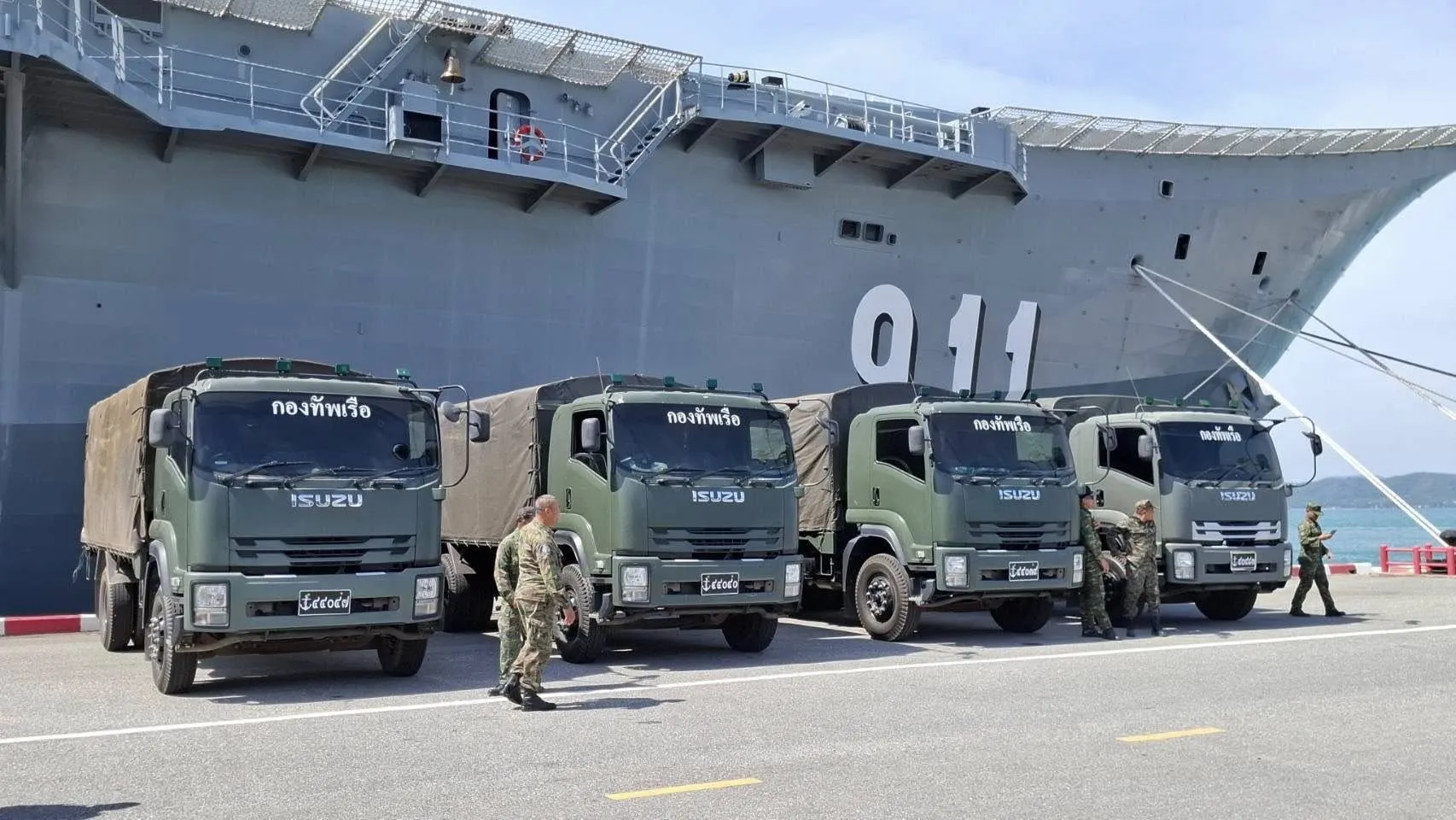 由西班牙打造、東南亞唯一航空母艦「納呂貝特號」，準備前往泰國南部協助救災。（翻攝自泰國國防部）
