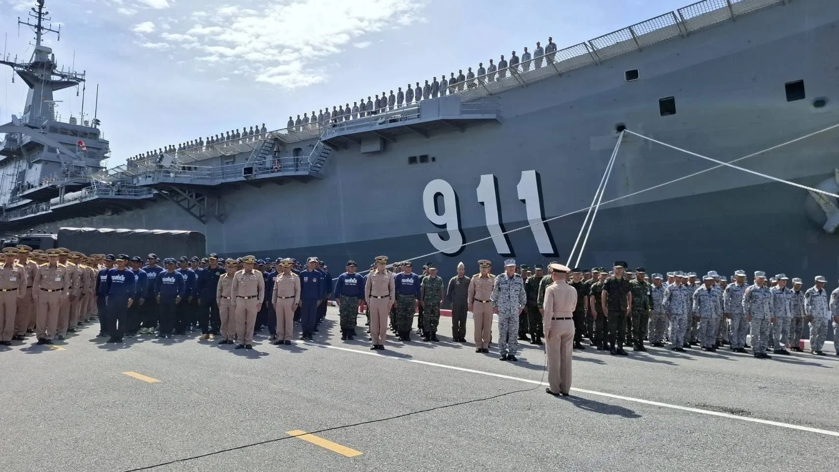 由西班牙打造、東南亞唯一航空母艦「納呂貝特號」，準備前往泰國南部協助救災。（翻攝自泰國國防部）