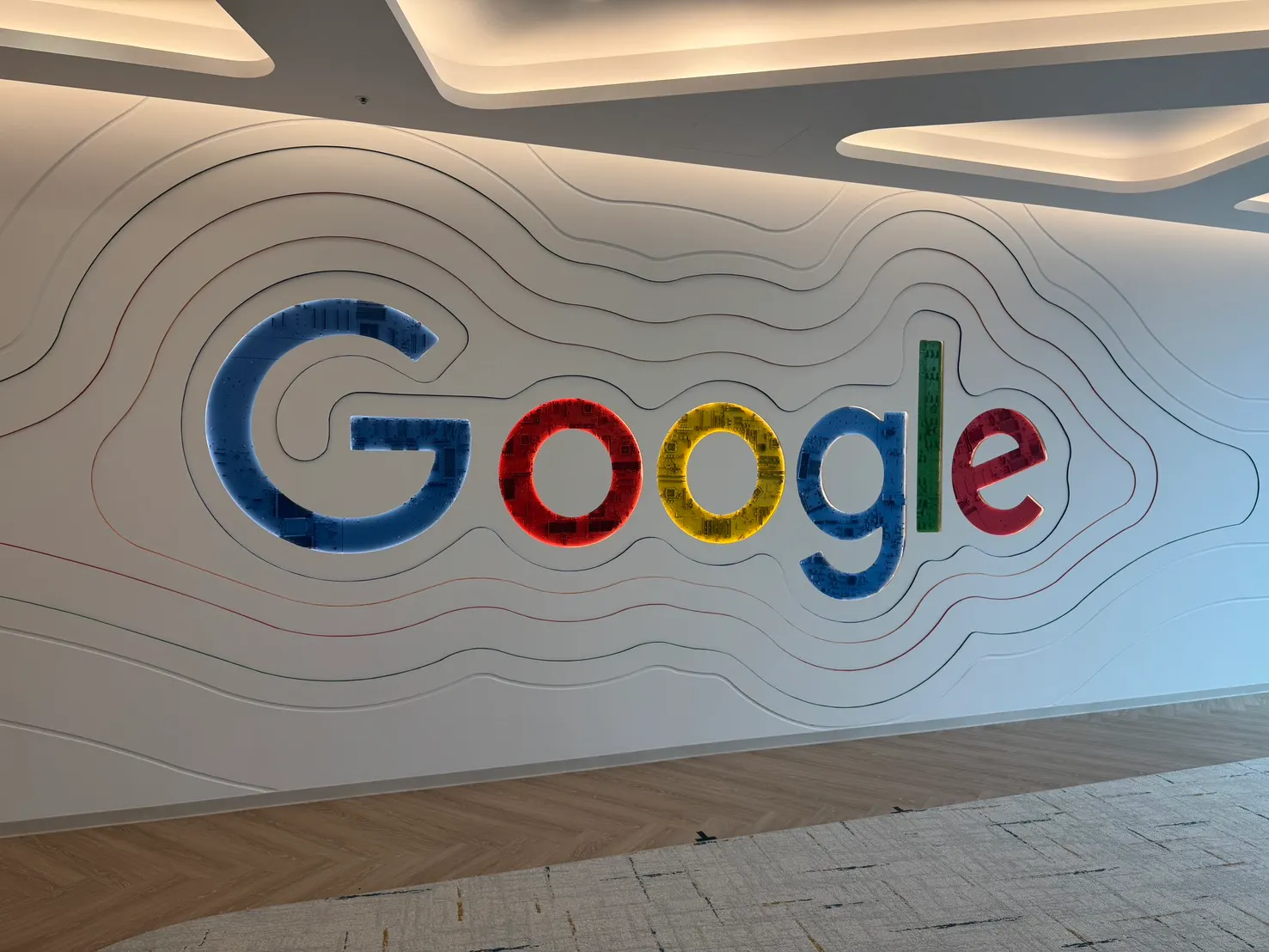 以廢棄主機板設計的Google牆面。（劉芯衣攝）