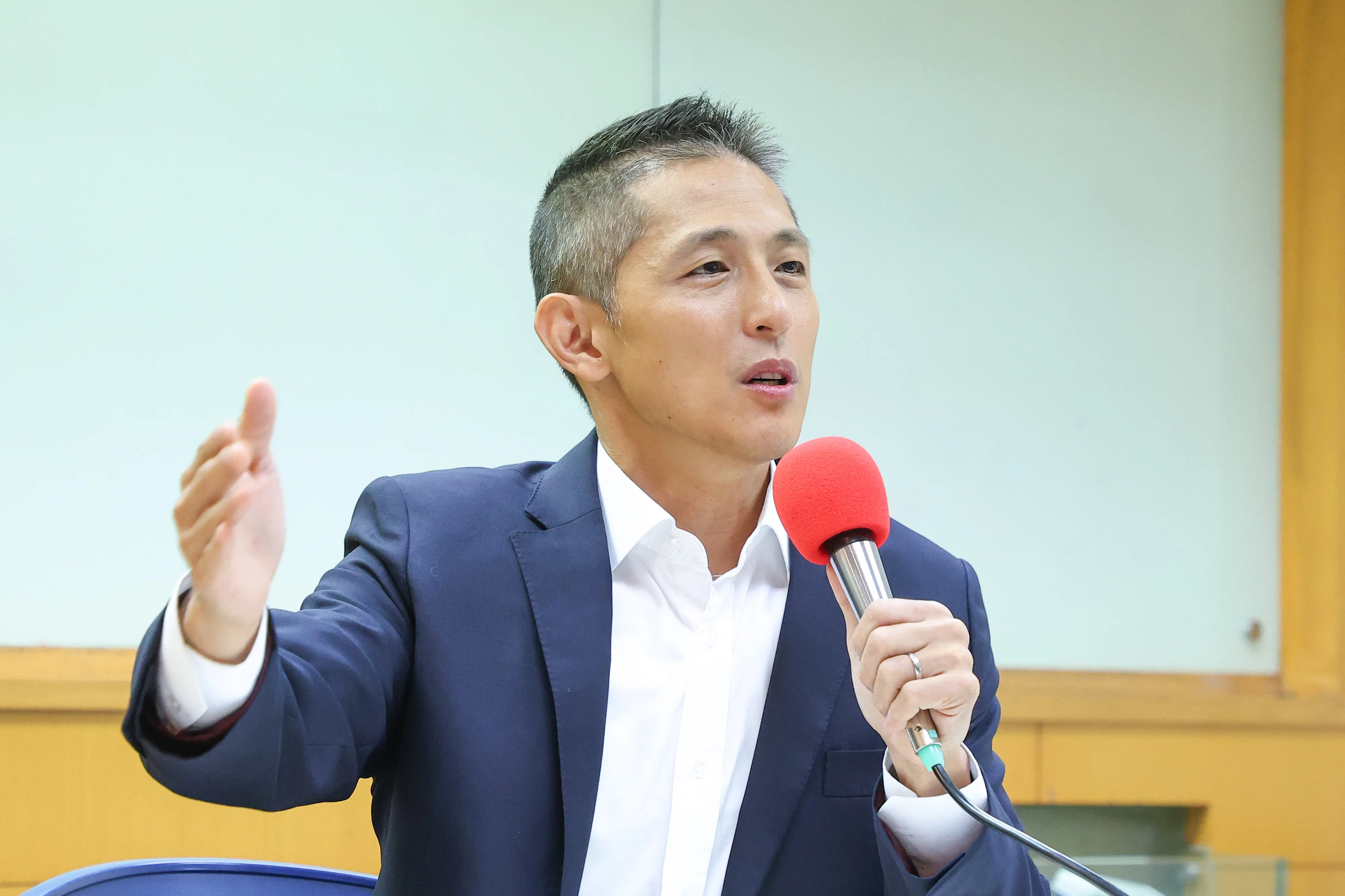 20251126-壯闊台灣創辦人吳怡農26日召開民調公布記者會，呼籲黨中央推出最有競爭力人選。（顏麟宇攝）