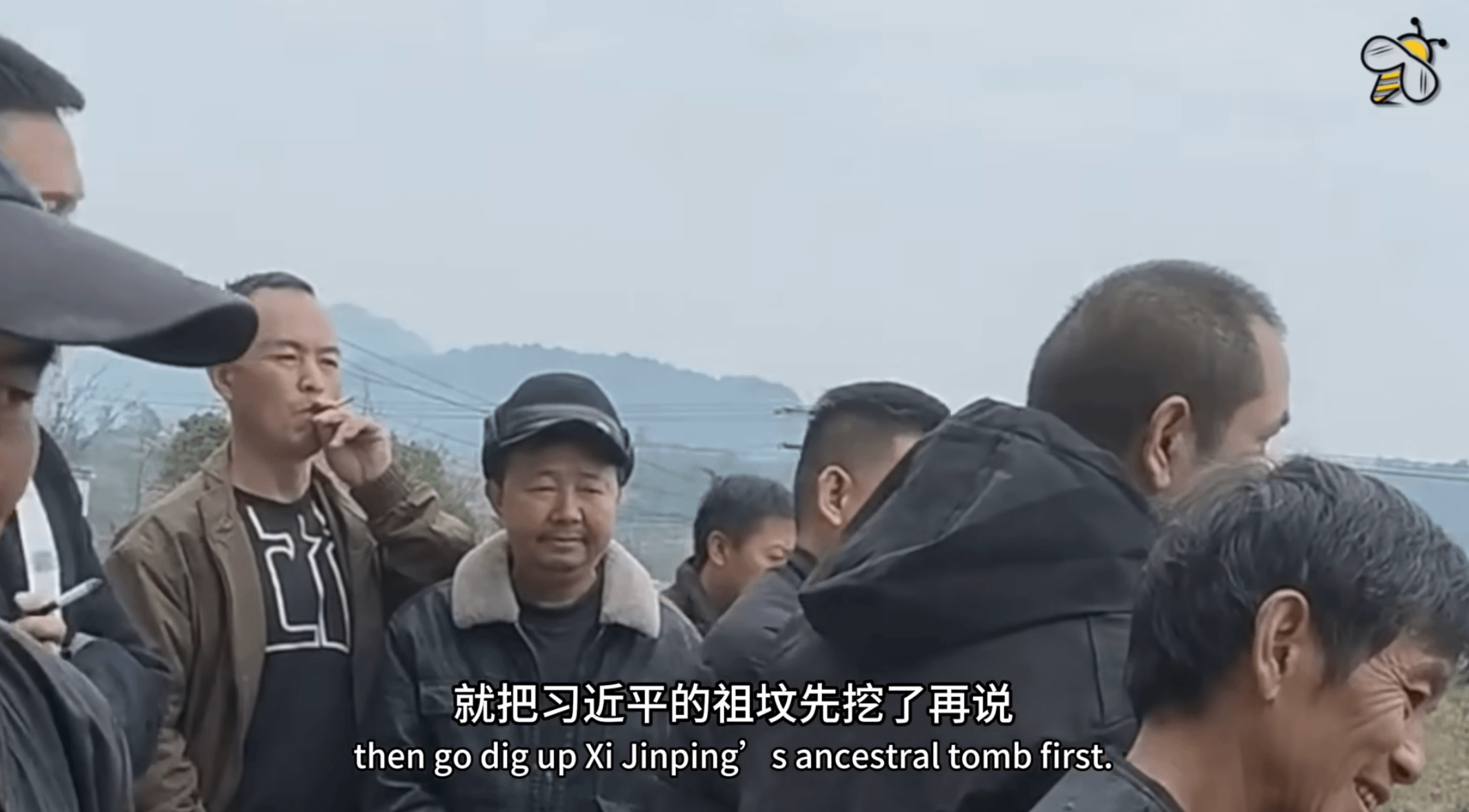 中國貴州息烽縣地方政府推動火葬取代傳統土葬，讓當地苗族等少數民族人口不滿，石硐鎮民眾上街抗議。（擷取自 @昨天YouTube）