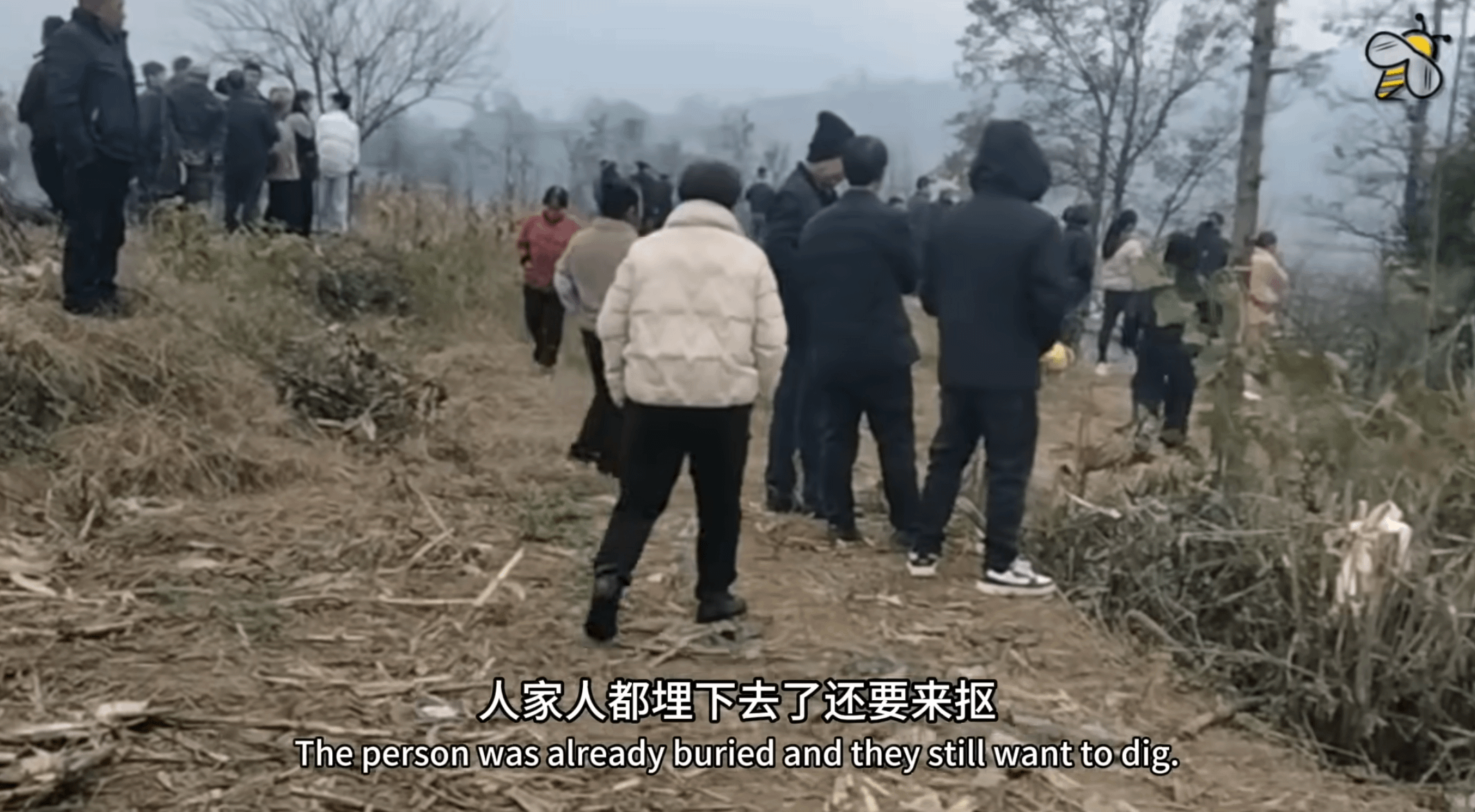 中國貴州息烽縣地方政府推動火葬取代傳統土葬，石硐鎮木杉村民聽聞官員將來挖土「搶屍」後，數百名村民手持棍棒守在墳頭四周。（擷取自 @昨天YouTube）