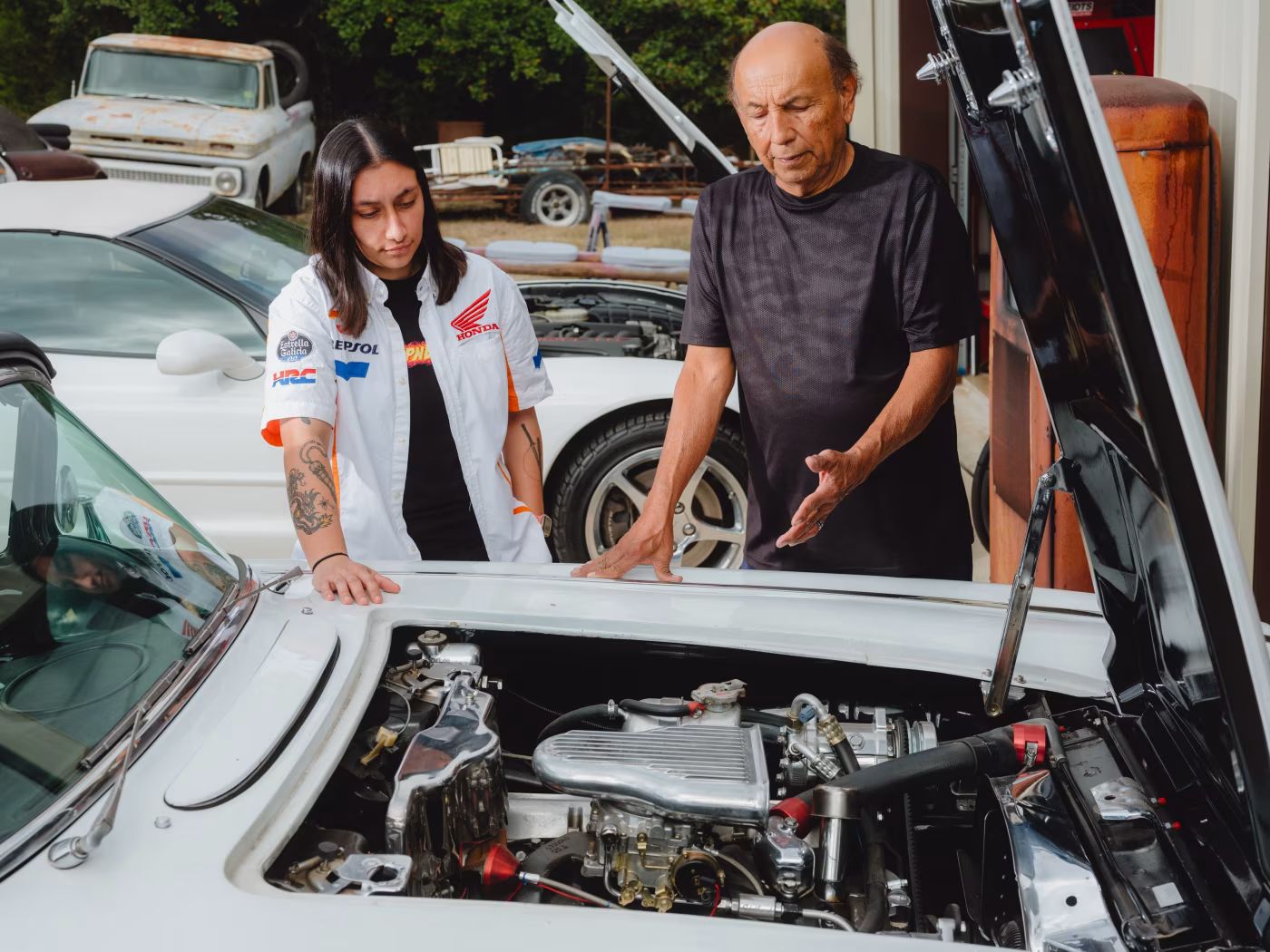 漢娜・塔利從小就經常幫助她的爺爺David Rodriguez修理他的老爺車。（華爾街日報）