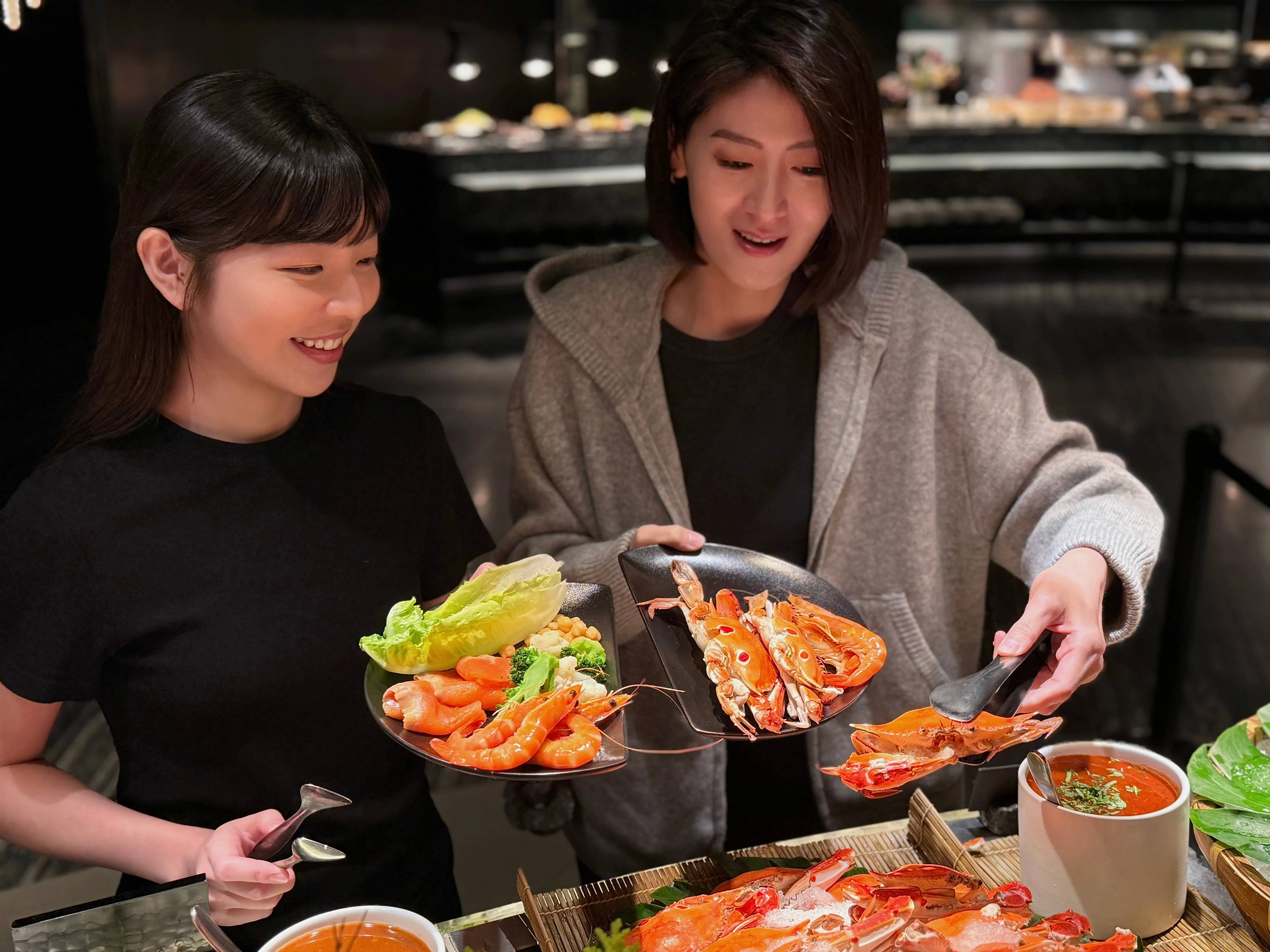 台北晶華酒店陸續於泰市場及栢麗廳自助餐廳導入1/3 餐盤，並將依據用餐人數、菜色熱度及行為觀察調整執行方向，期望能持續提升廚餘減量成果。（圖/台北晶華酒店）