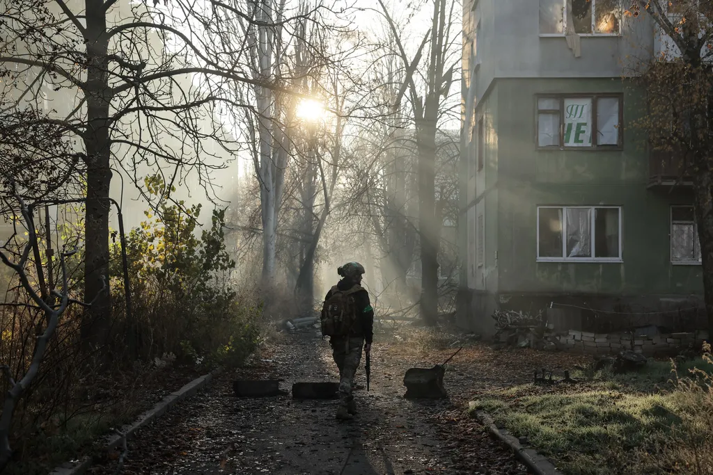 2025年11月15日。一名烏克蘭士兵走在康斯坦丁諾夫卡（Kostyantynivka）的一條街道上，該鎮距離戰爭前線僅9公里。（Ukraine's 24th Mechanized Brigade via AP）