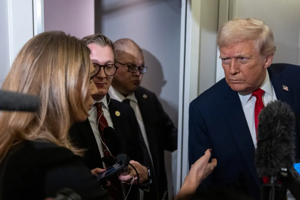 2025年11月25日。美國總統川普（Donald Trump）在空軍一號上與記者交談。（AP）